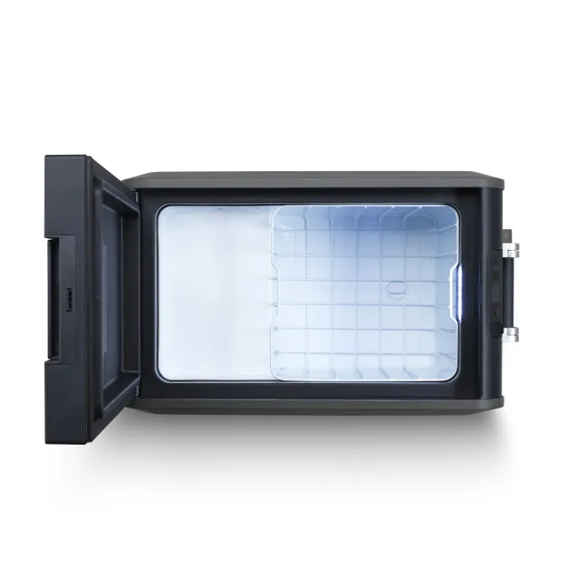 Schwarze kompakte Kühlbox CFX5 35 mit Tür links geöffnet, Innenraum hell beleuchtet, Gitterboden sichtbar, LED-Licht an der rechten Innenwand