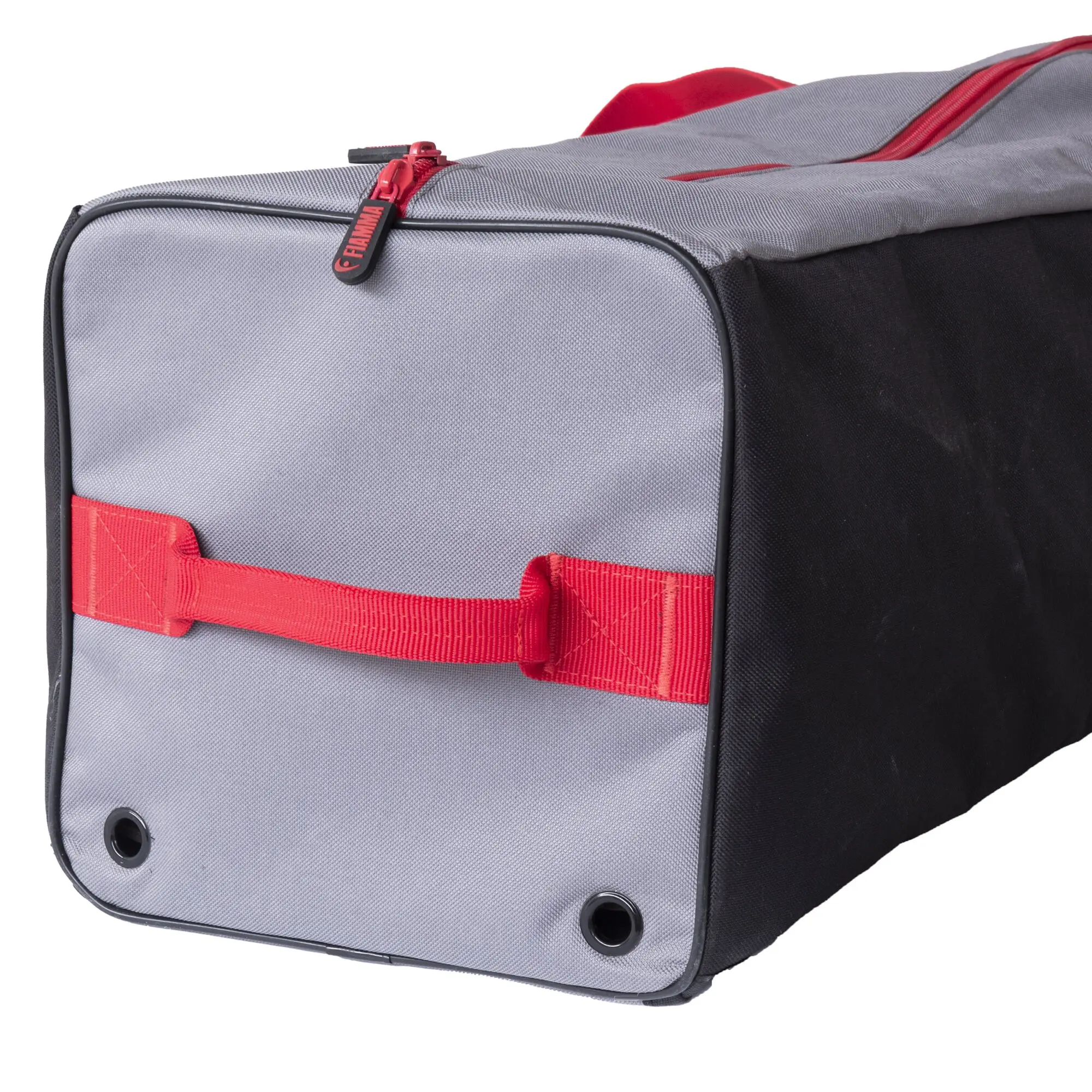 Detailansicht einer grauen Mega Bag Smart L Transporttasche mit rotem Tragband und rotem Reißverschluss, schwarzen Seiten und sichtbaren Bodenösen