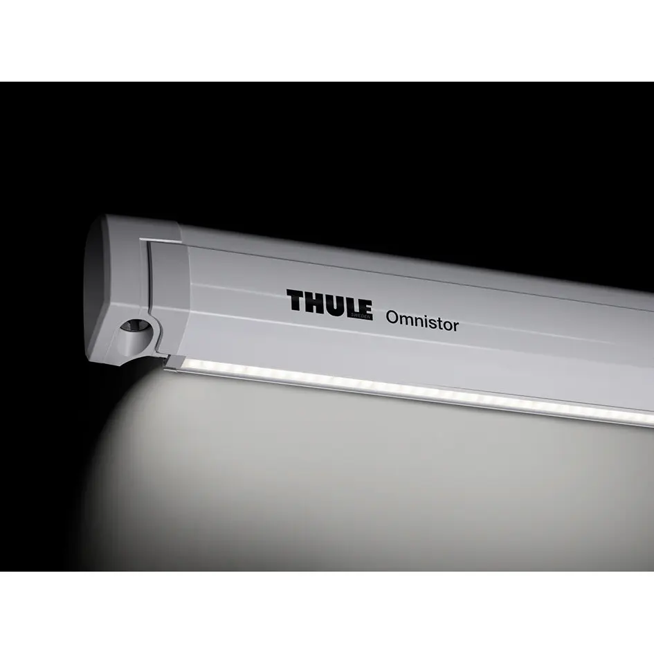 Nahaufnahme einer eloxierten Aluminium-Schiene mit integrierter LED-Leiste, THULE Omnistor Beschriftung auf dem Gehäuse, Endkappe links sichtbar