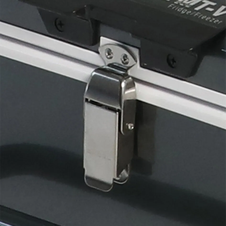 Detailaufnahme des Verschlusses einer schwarzen Kühlbox MT F-V mit silbernem Metallrahmen und Spannbügelregen