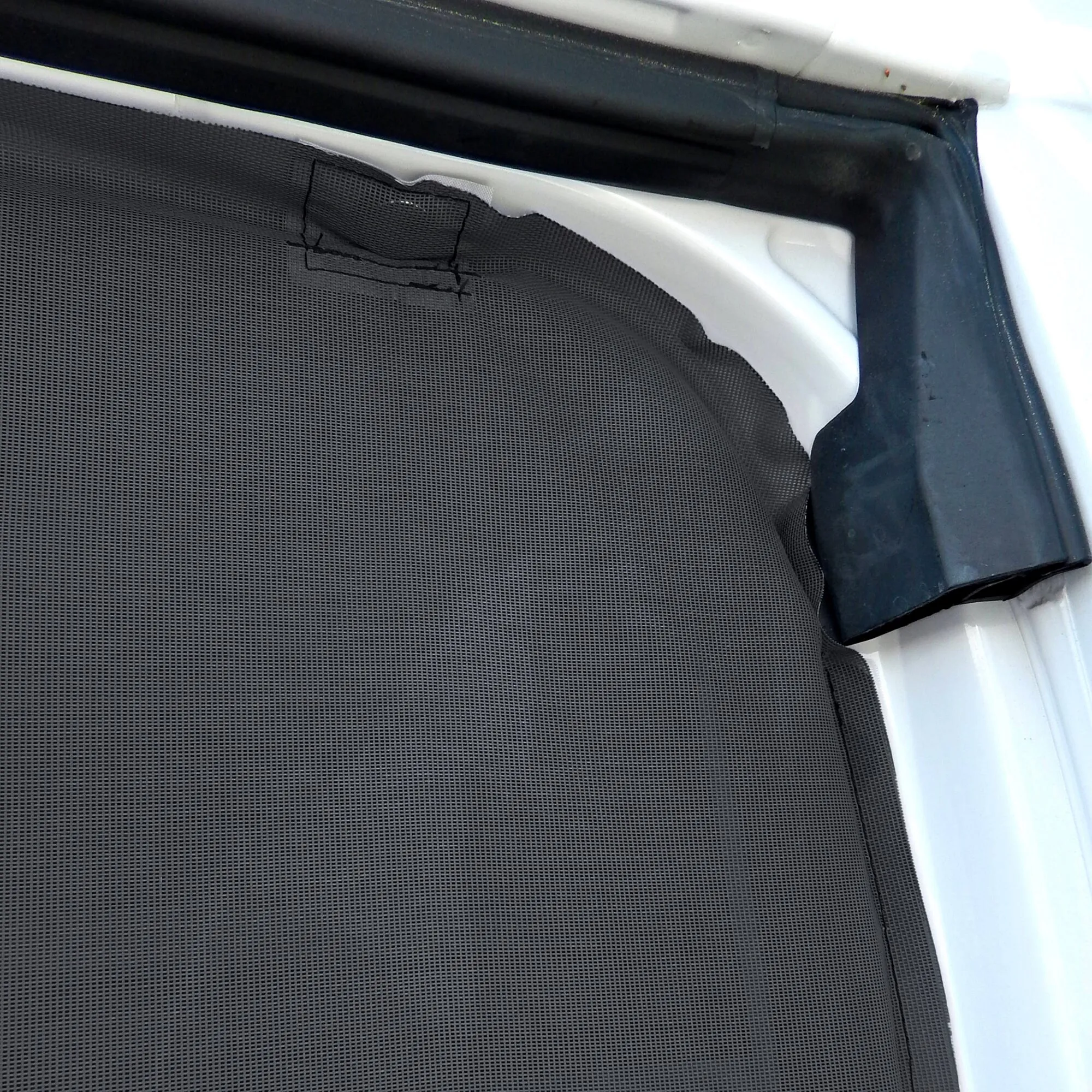 Detailaufnahme des schwarzen Insektenschutzvorhangs am Rahmen der geöffneten Hecktür eines Fiat Ducato H2 Hochdachburugburu