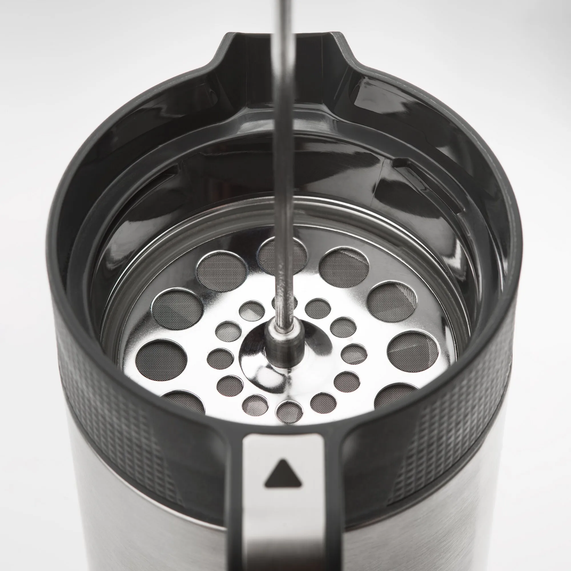 Innenansicht des schwarzen Kaffeebereiters JavaPress mit zentralem Pressstab und rundem Edelstahlfilter mit feinen Sieböffnungen