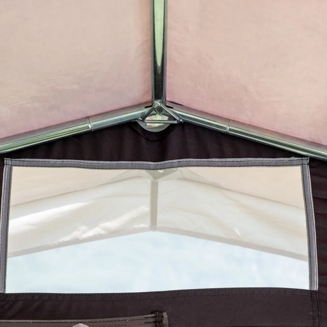 Detailansicht des dunkelgrauen Küchenzelts Gusto III NG mit Metallgestänge und großem transparentem Fenster-vesmalt