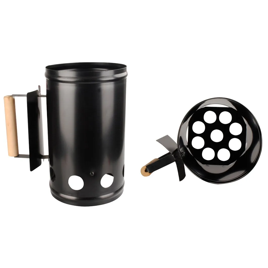 Schwarzer zylindrischer Grill Starter aus Metall mit Holzgriff, seitlichem Hitzeschild und perforierter Bodenplatte in Innenansicht