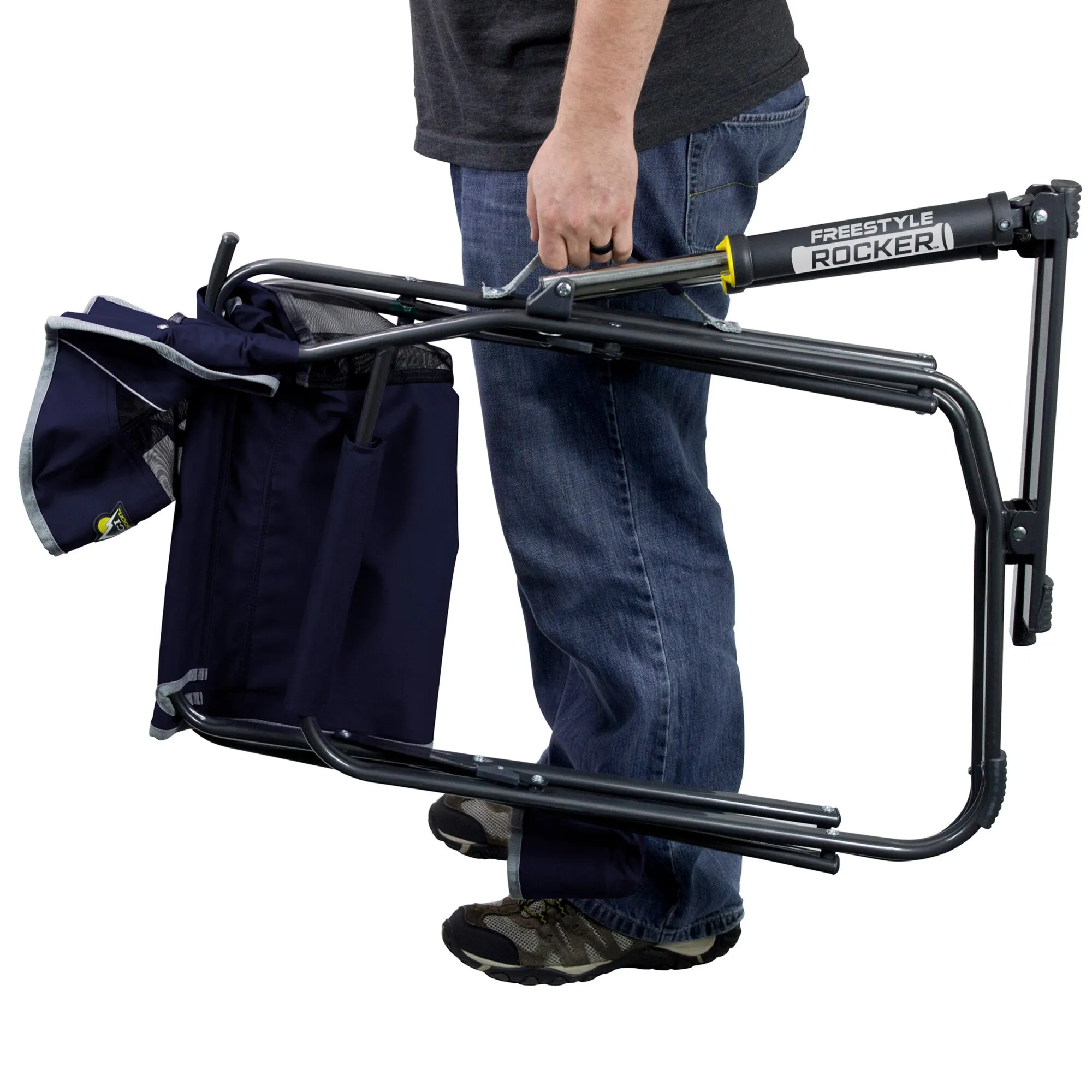 Zusammengefalteter blauer Camping-Schaukelstuhl Freestyle Rocker™ mit schwarzem Metallgestell wird von einer Person getragen