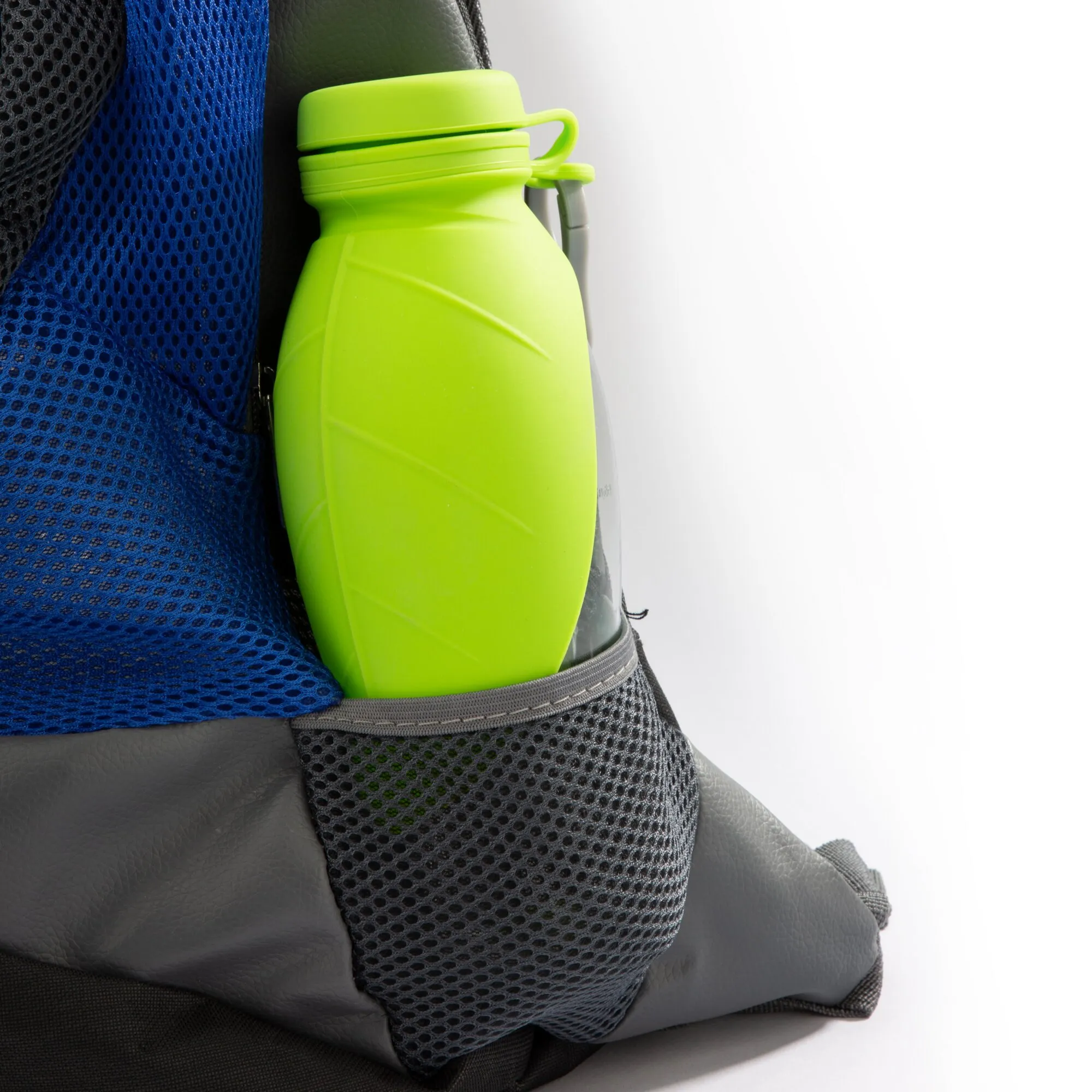 Detailaufnahme eines grauen Hunderucksacks mit blauem Netzgewebe und seitlicher Tasche für eine grüne Trinkflasche