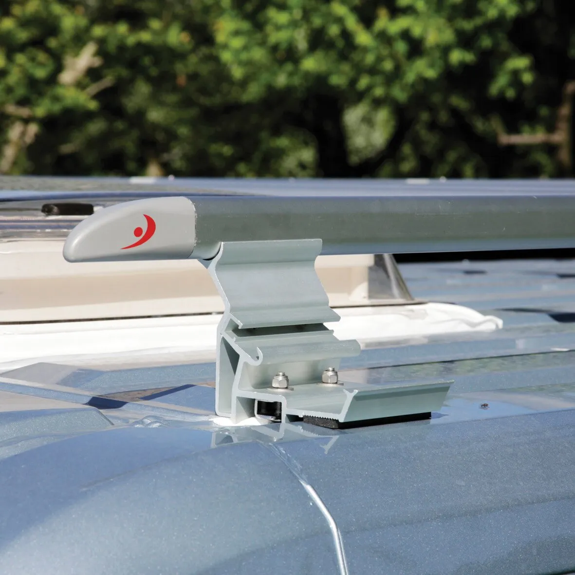 Silberne Dachreling Roof Rail Ducato mit Halterung und Querträger auf dem Dach eines Transporters, Detailansicht