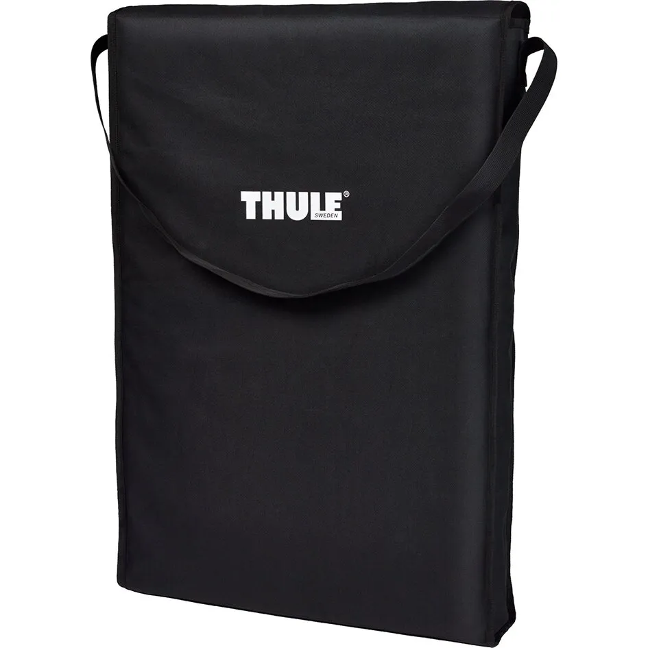 Schwarze Thule Van Leiter in einer rechteckigen Tragetasche mit Schulterriemen und weißem Thule-Logo