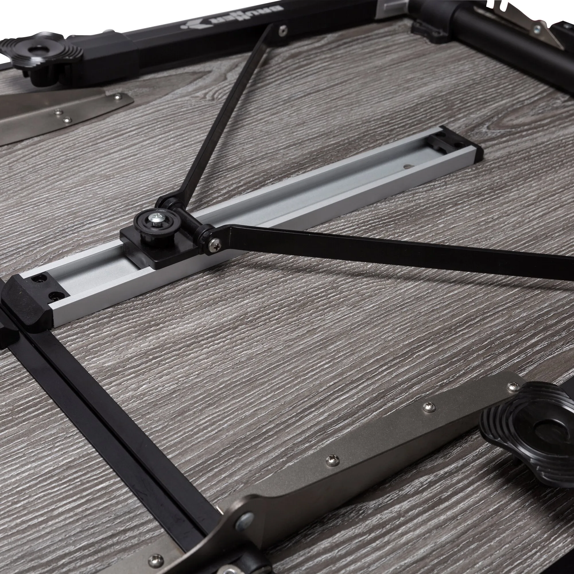 Detailaufnahme des Unterbaus eines Campingtisches Elutop Compack 120 mit schwarzem Metallrahmen und graue Holzoptik-Tischplatte