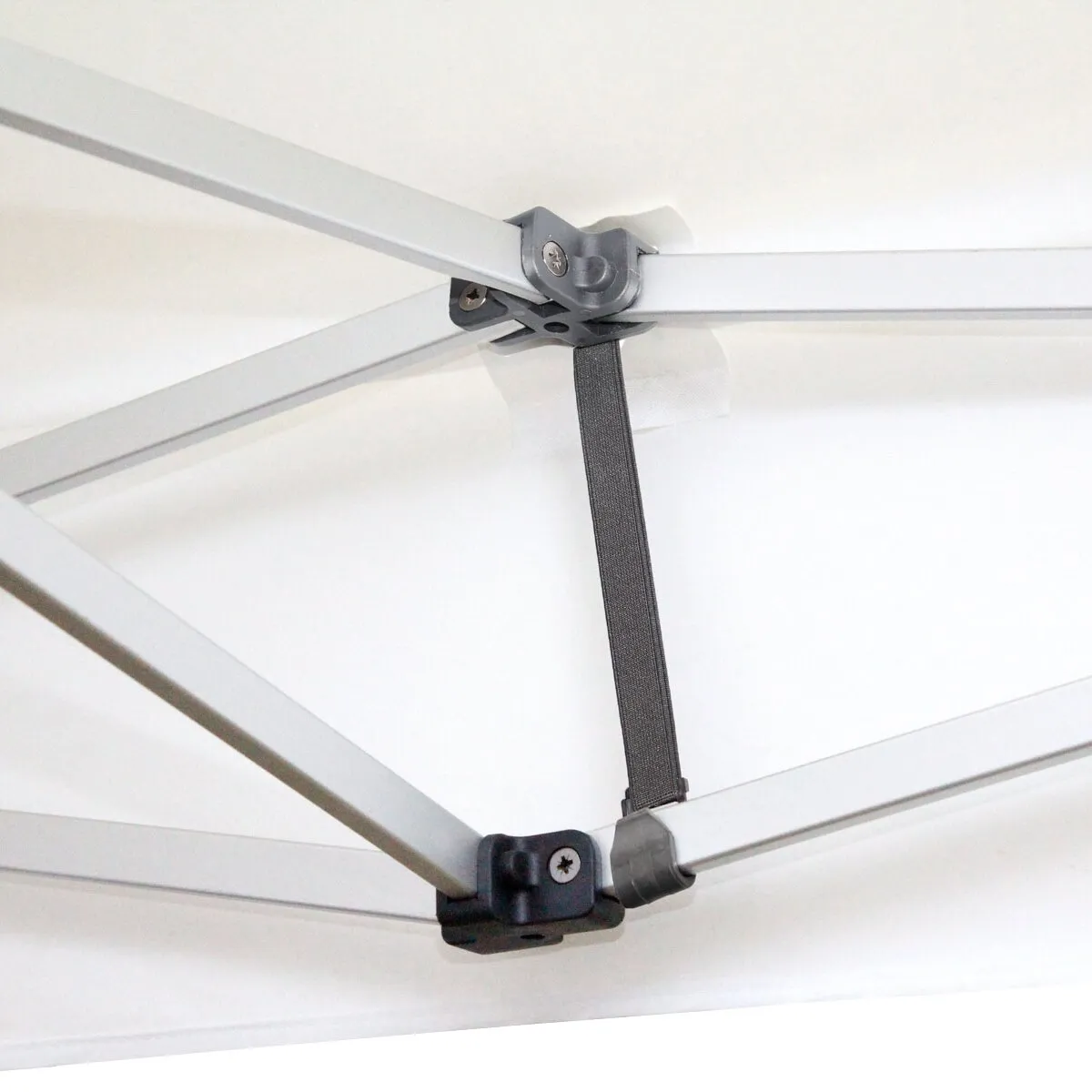 Detailansicht des weißen Faltpavillons Zebò Enjoy 2 mit grauem Aluminiumgestänge, Gelenkverbindungen und schwarzem Spannband unerquicklich