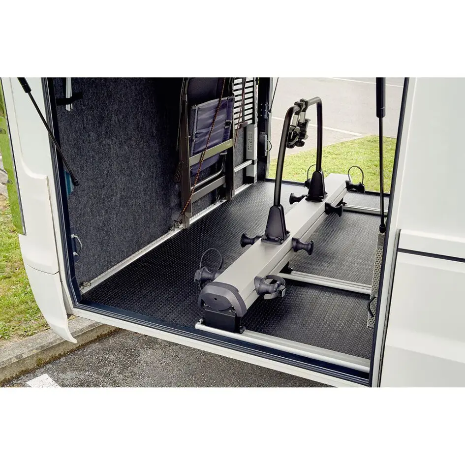 Innenraum eines Transporters mit Thule VeloSlide Short Fahrradträger; silbergraue Schiene, Halterarme und rutschfeste Bodenmatte sichtbar