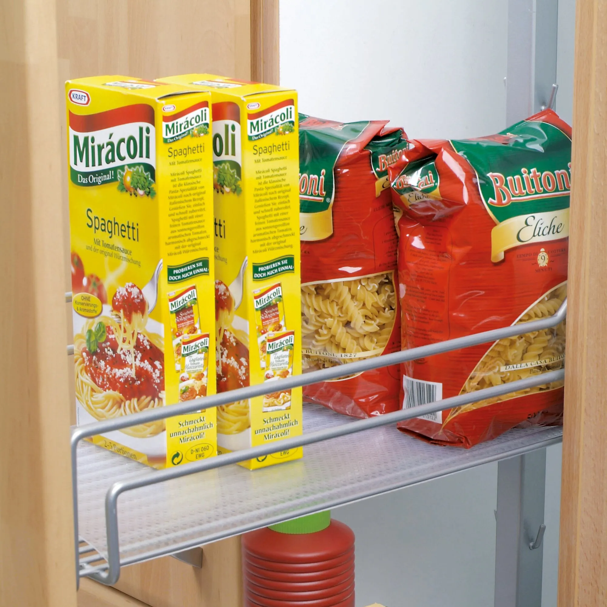 Antirutschfolie Cool & Fresh als strukturierte, helle Einlage im Küchenschrank unter Pasta- und Spaghettiverpackungen