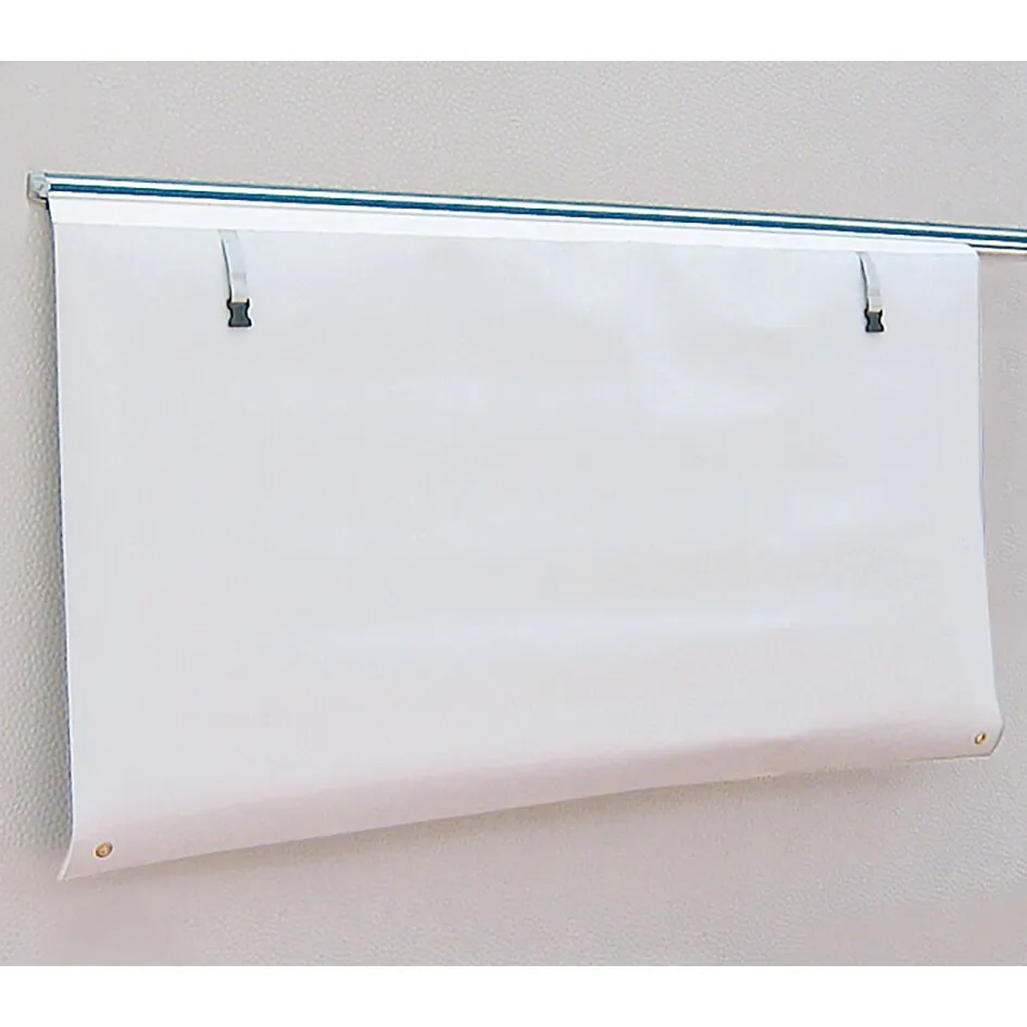 Weiße Thermomatte für Wohnwagen, 70 × 160 cm, an einer Kederschiene befestigt, mit zwei Haltegurten und Ösen unerquicklich