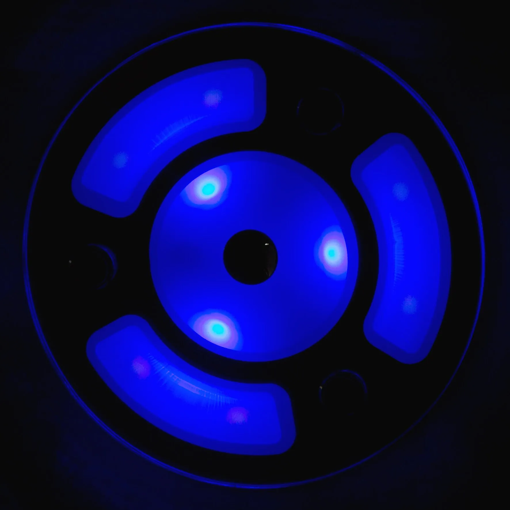 Runde Deckenleuchte Nightlight Round mit 100 mm Durchmesser, leuchtenden blauen Lichtflächen und zentralem Lichtkreis in Nahaufnahme