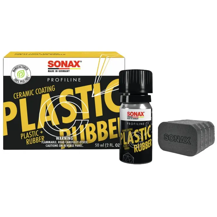 Gelb-schwarze Box mit SONAX PROFILINE Ceramic Coating Plastic + Rubber, daneben eine kleine Flasche mit schwarzem Deckel und drei graue Schwämme