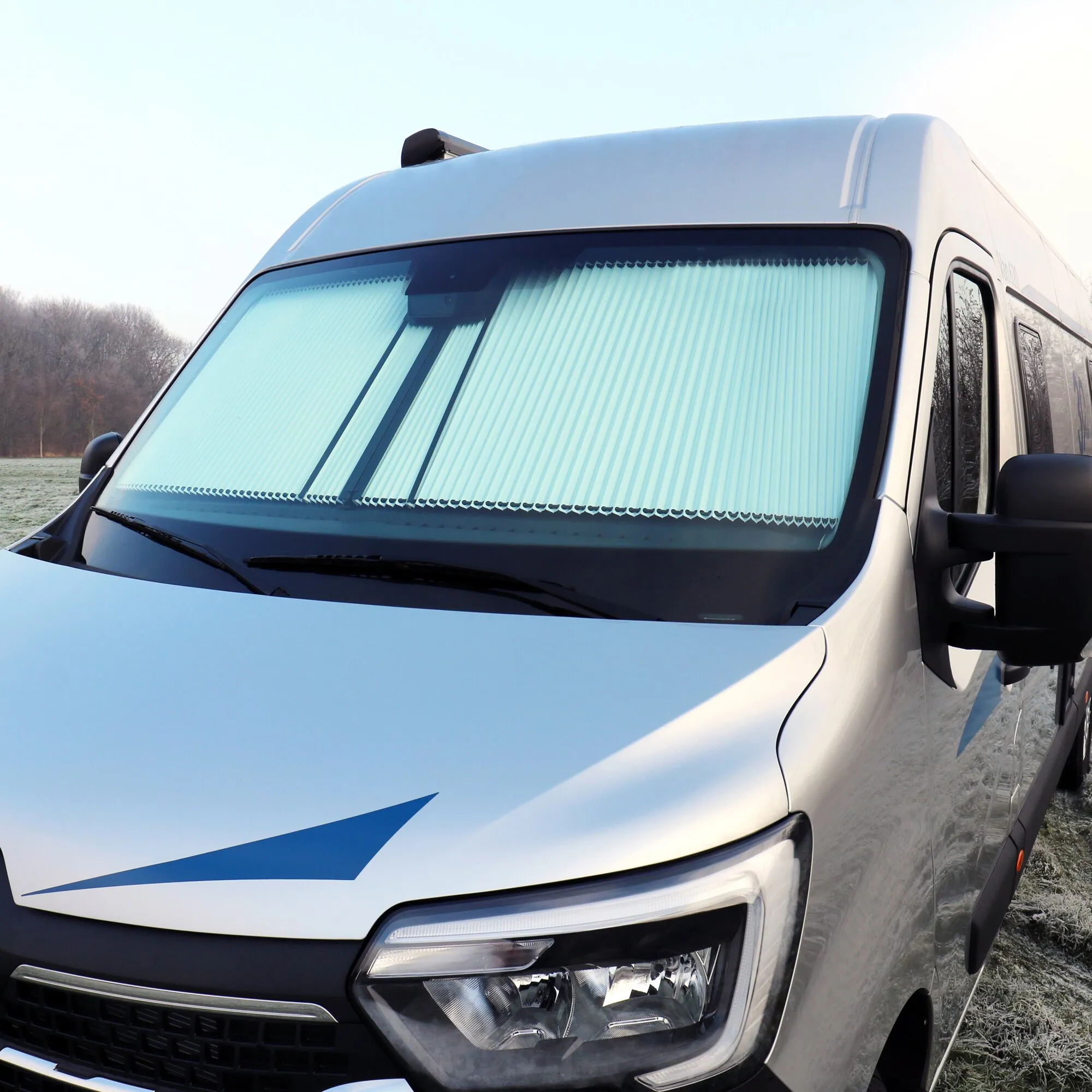 REMIfront IV Frontscheibenabdeckung am weißen Renault Master mit Aussparung für den Regensensor