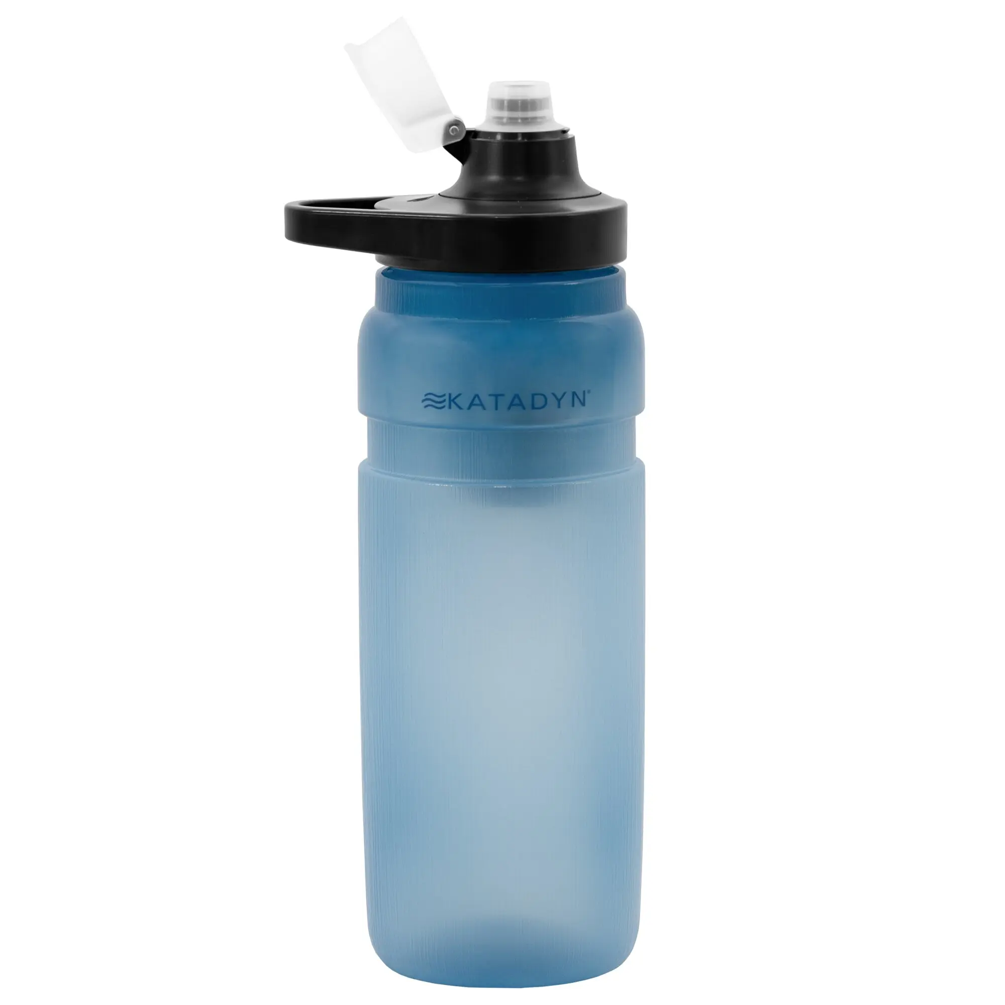 Nahaufnahme einer blauen BeFree AC Bottle 0,7 l Trinkflasche mit schwarzem Deckelring und geöffnetem weißen Flipdeckel Katadyn-Logo sichtbar