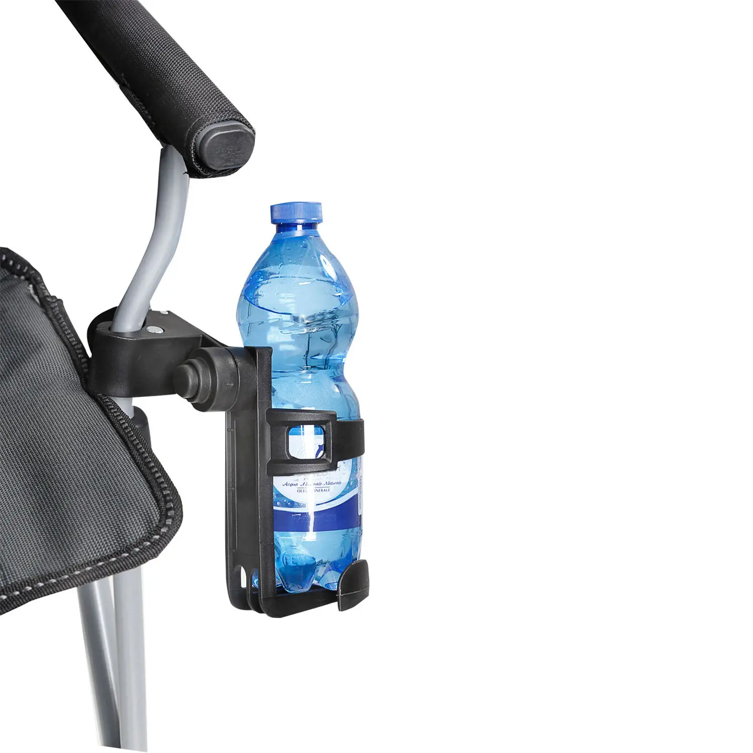 Nahaufnahme eines Getränkehalters Cancage am Seitenrahmen eines Kinderwagens; darin eine blaue Plastikflasche mit Schraubverschluss