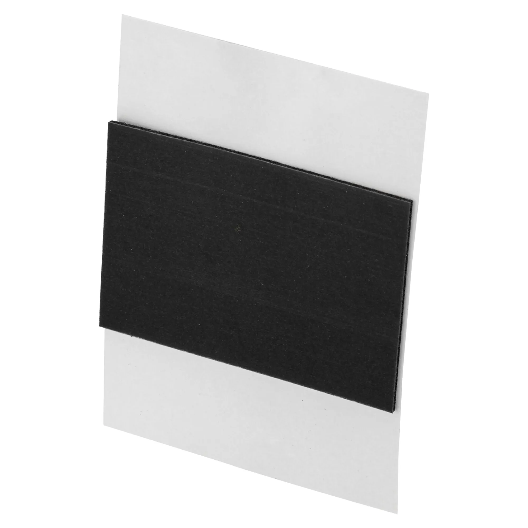 Schwarze rechteckige Platte auf einem schräg liegenden weißen Blatt vor weißem Hintergrund