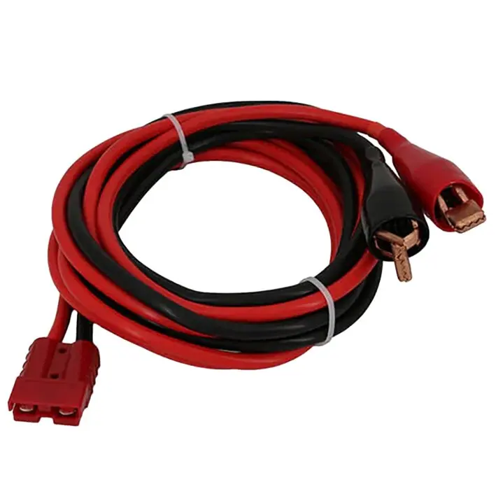 Aufgerolltes Kabelset in Rot und Schwarz mit schweren Kupfer-Batterie-Klemmen am rechten Ende und rotem 2-poligen Steckverbinder am linken Ende