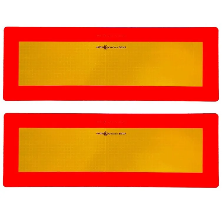 Zwei rechteckige Heckwarntafeln mit rotem Rand und gelb reflektierender Innenfläche, jeweils 565 mm breit
