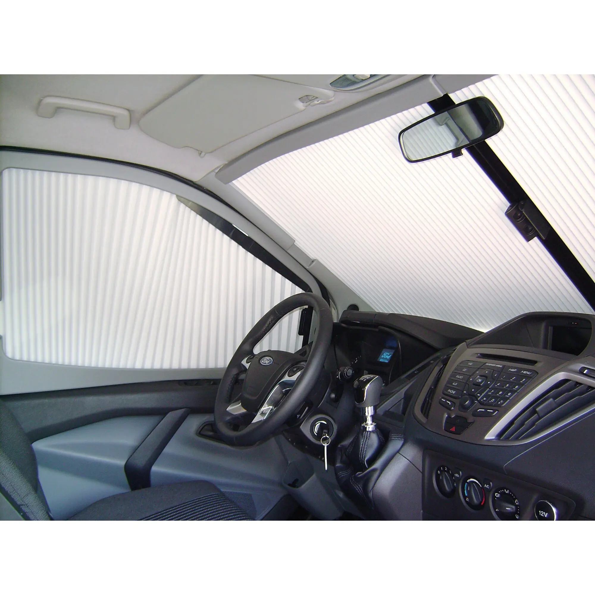 Innenraum eines Ford Transit Custom mit REMIfront IV Frontteil; Lenkrad, Armaturenbrett, Spiegel und Dachhimmel sichtbar
