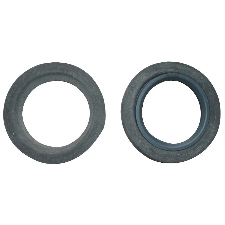 Zwei schwarze ringförmige Mechanikdichtungen, eine davon mit sichtbarem blauem Dichtungseinsatz, auf weißem Hintergrund
