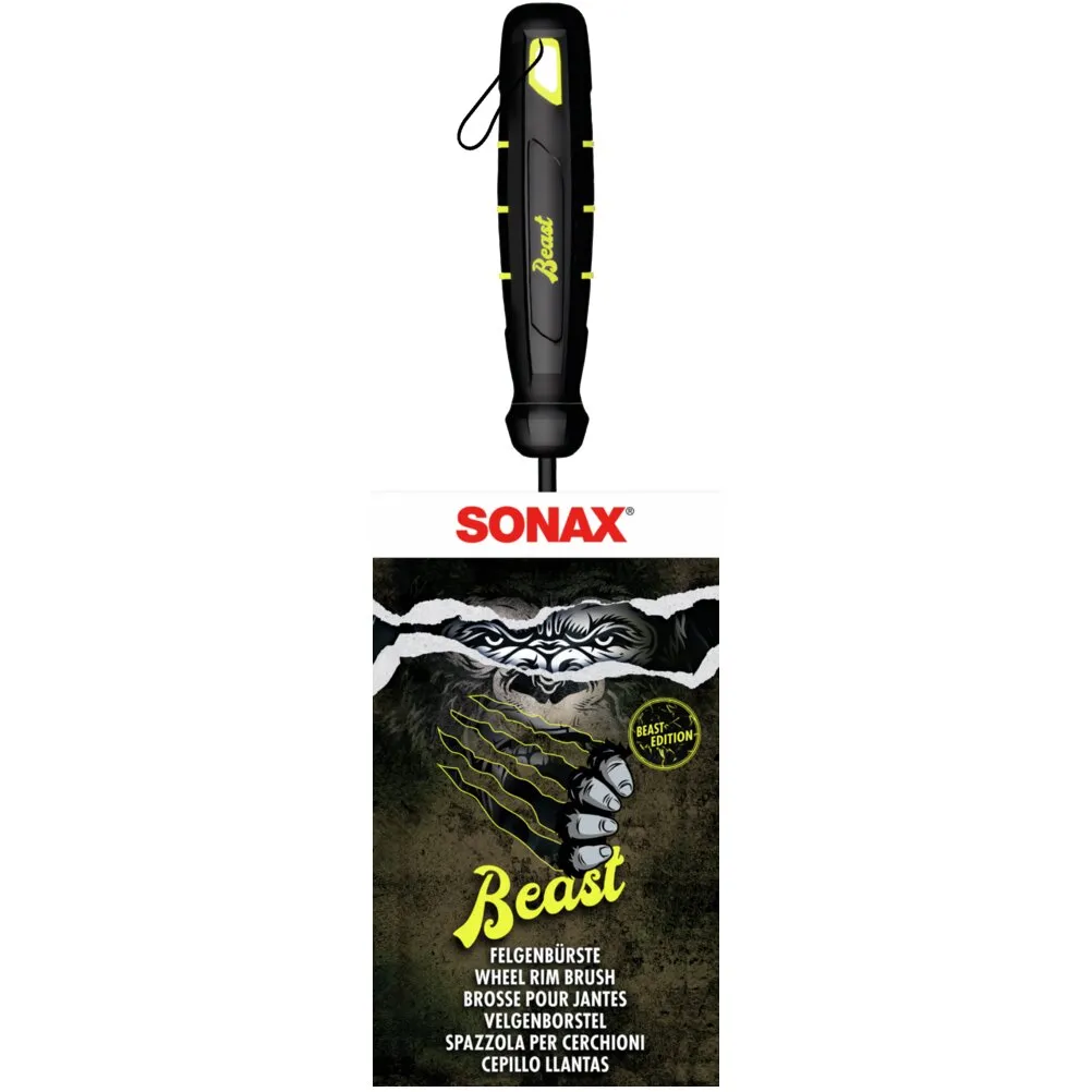 Schwarze SONAX Felgenbürste BEAST mit gelben Akzenten und Schlaufe vor Verpackung mit Raubkatzenmotiv