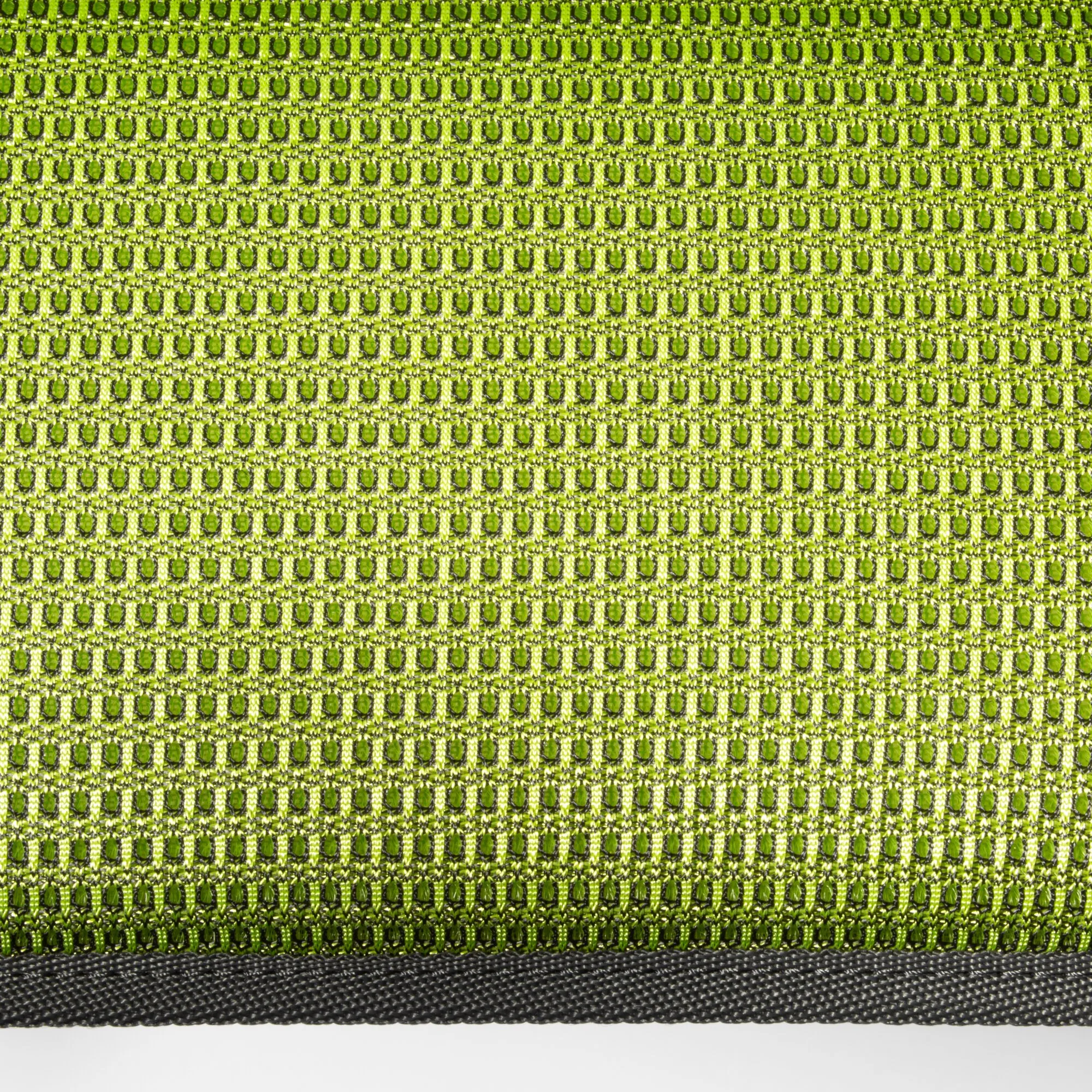 Detailaufnahme des hellgrünen Mesh-Gewebes am Campingstuhl HighQ Comfortable mit schwarzem Randbereich
