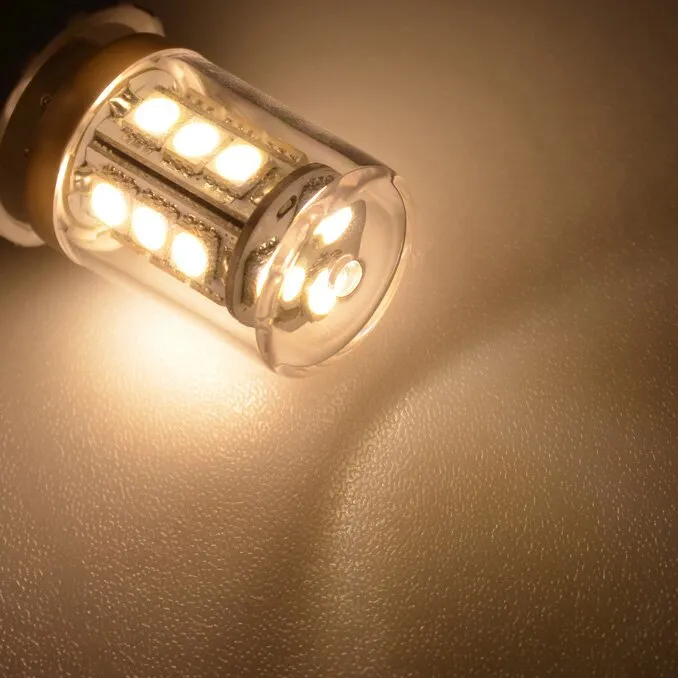 Leuchtendes warmweißes LED-Leuchtmittel mit E14-Sockel, transparentem zylindrischem Gehäuse und sichtbaren LED-Reihen
