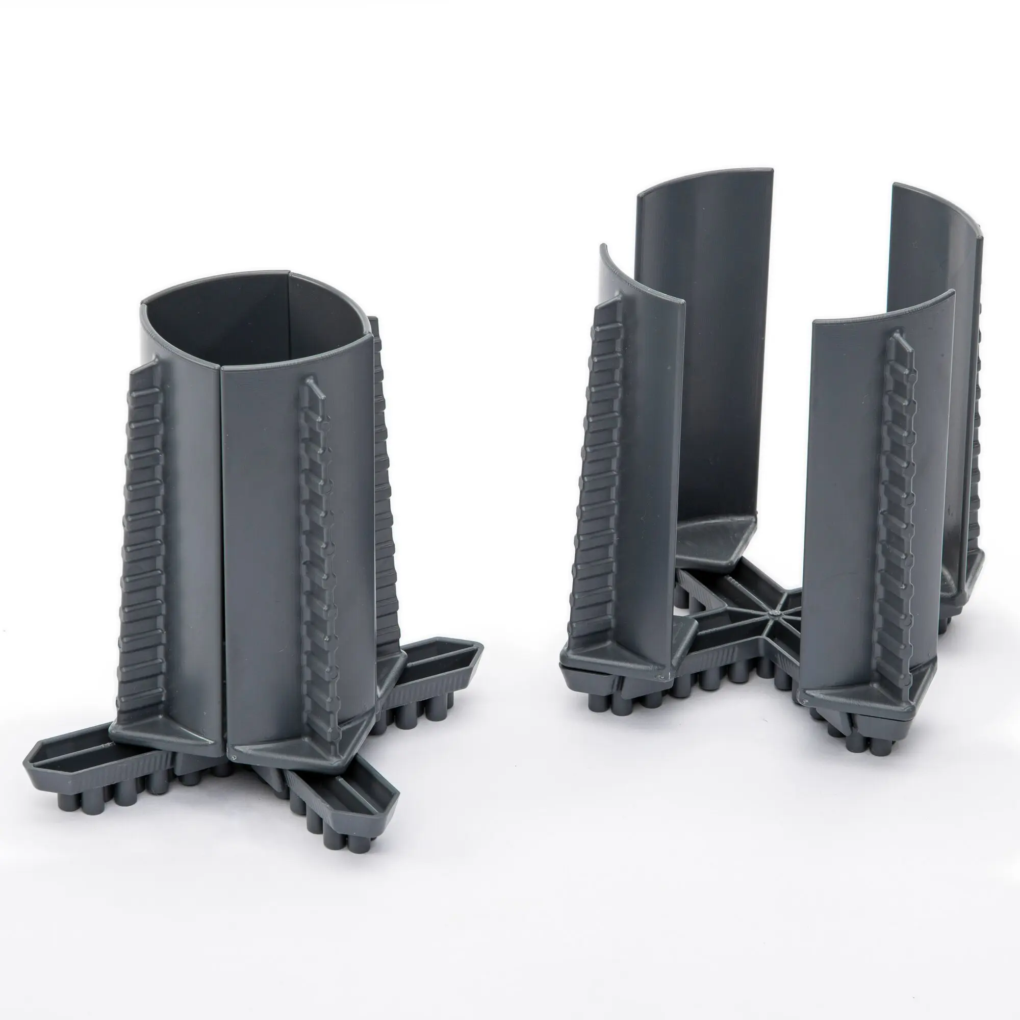 Flaschenhalter Multi Tray OELE in hellgrau, aus Kunststoff, sichtbar mehrere hochgewölbte Halterungen mit Rippen an den Seiten und Basis