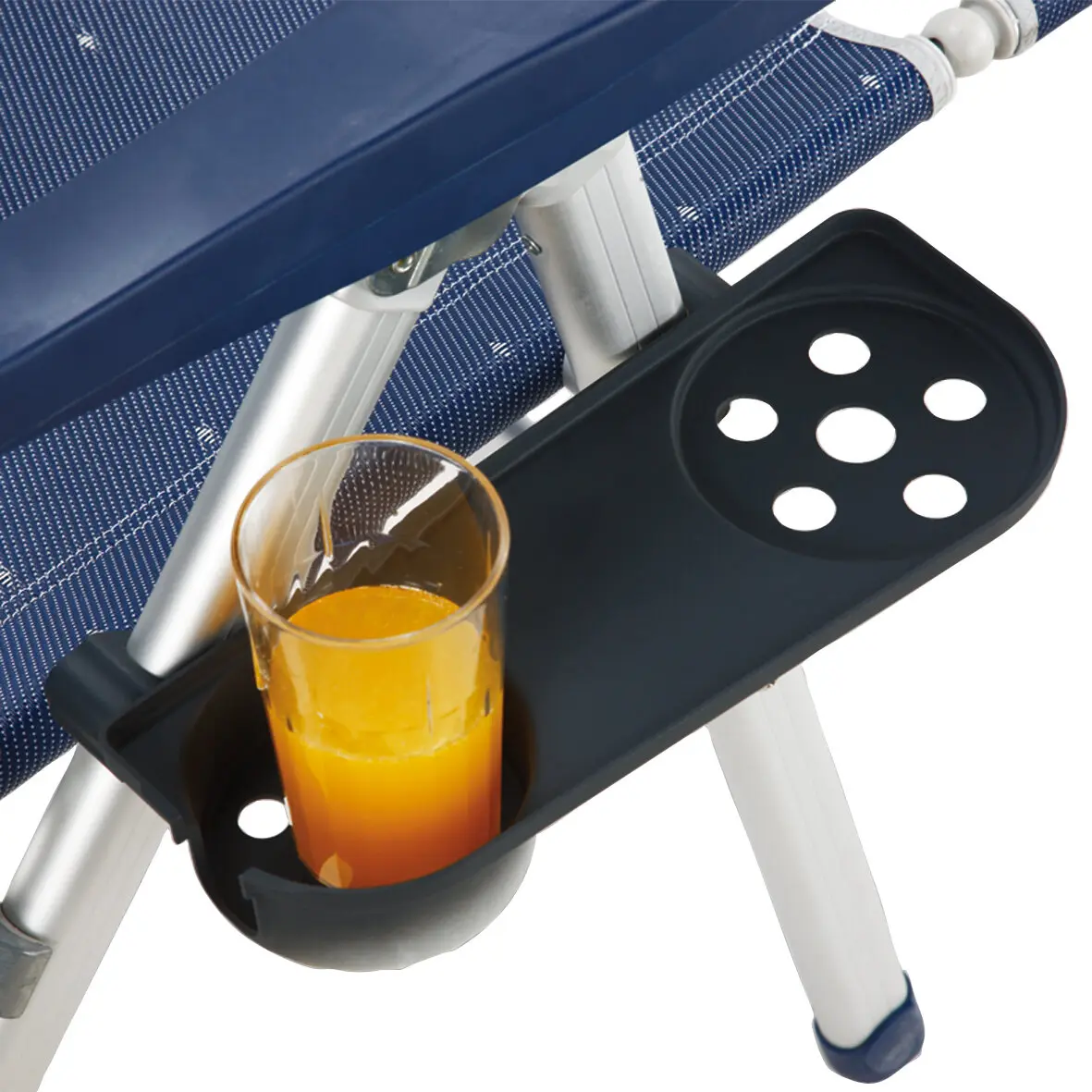 Schwarzer Getränkehalter aus Kunststoff am Gestell eines klappbaren Campingstuhls; darin ein Glas Orangensaft; Ablagefläche mit runden Öffnungen