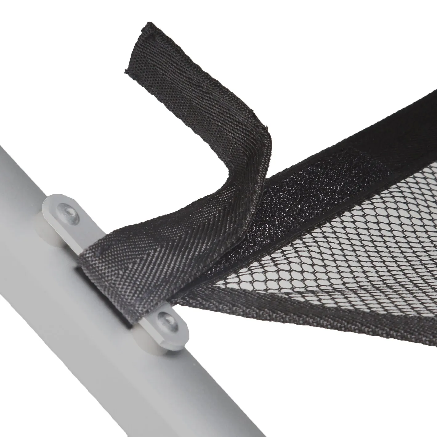 Detailaufnahme des Rolltischs Titanium Axia mit schwarzem Netzgewebe und silberner Aluminiumhalterung