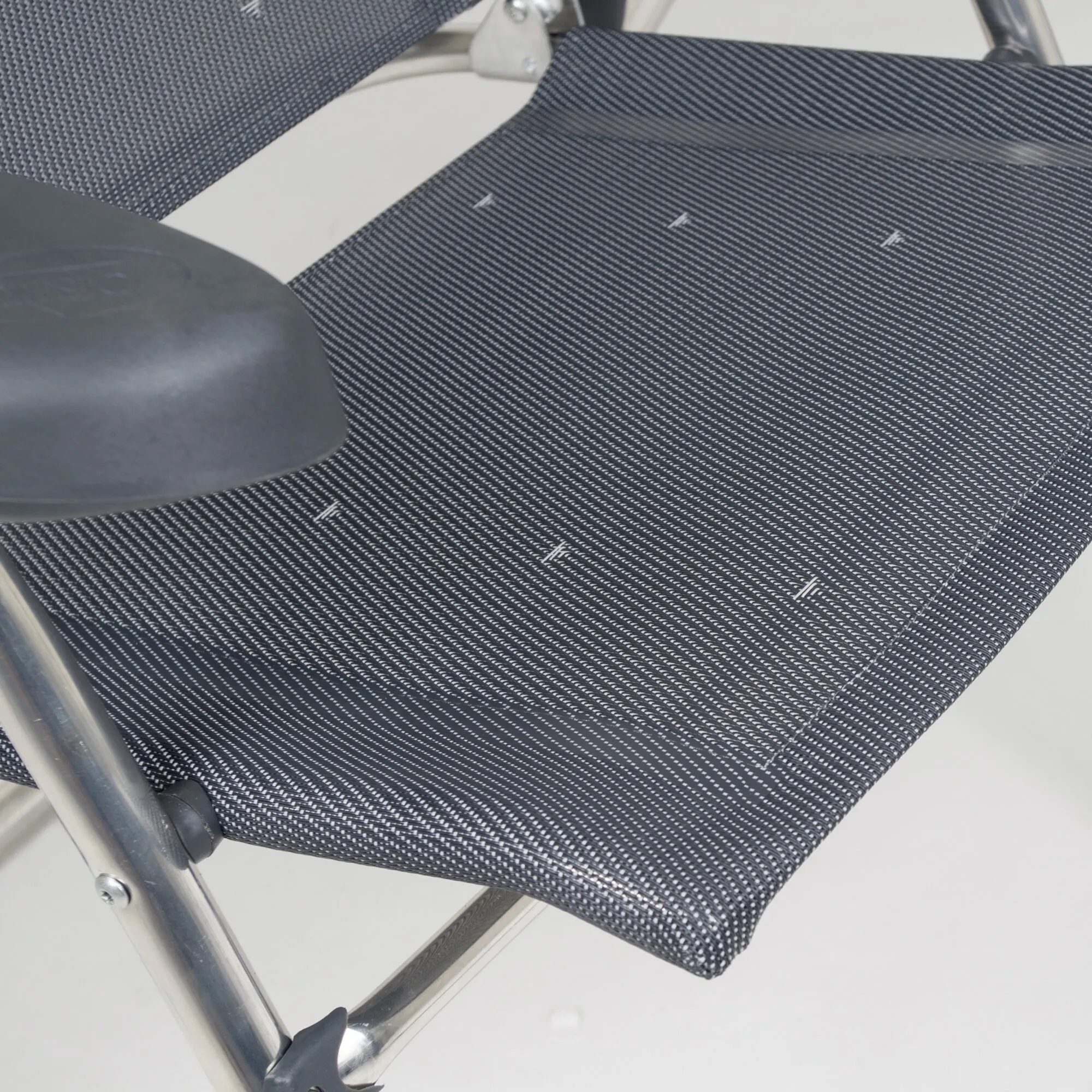 Detailaufnahme des schwarzen Sitzbezugs mit Webstruktur und silbernem Aluminiumrahmen des Campingstuhls XS AL/215 Compact