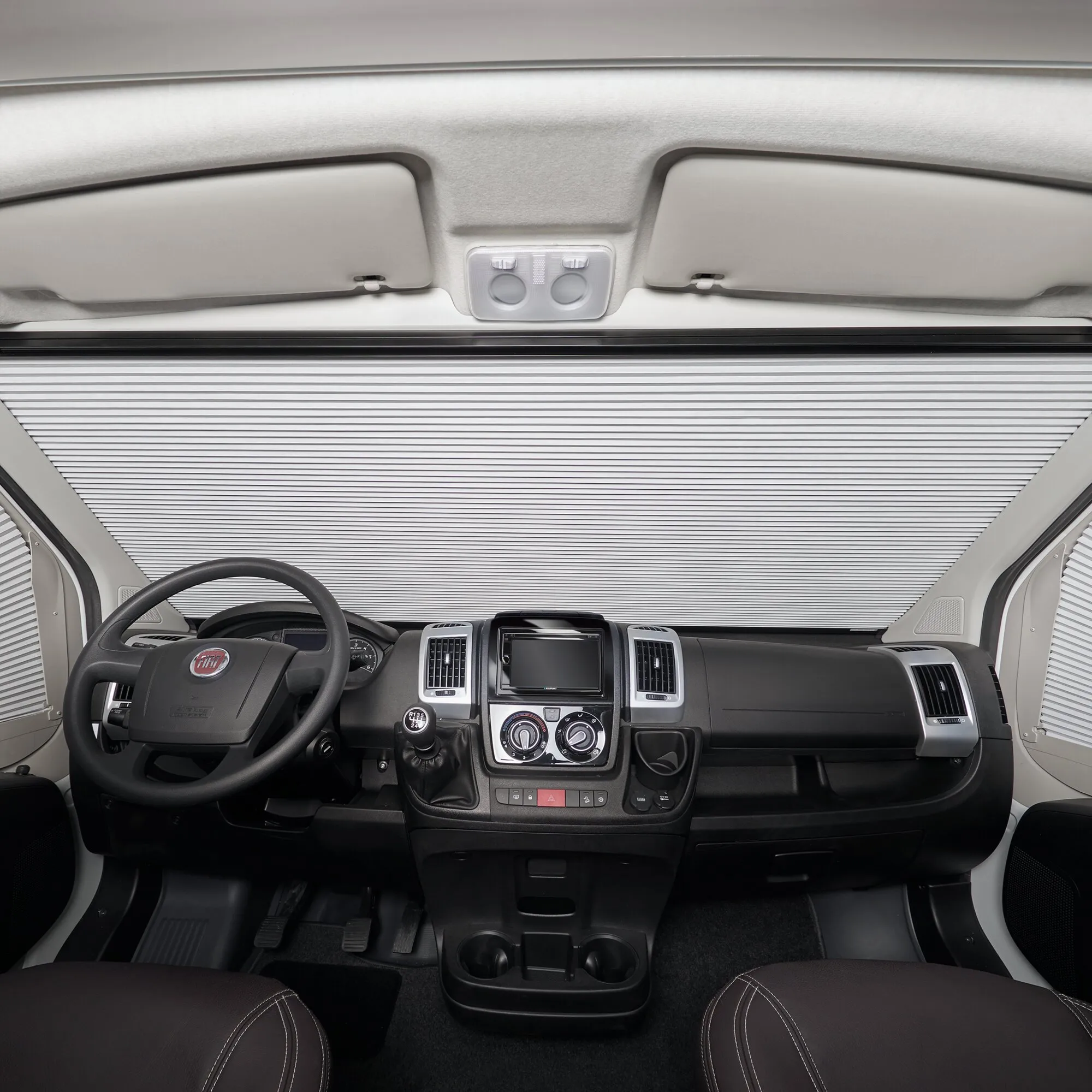 Innenansicht eines Fiat Ducato mit geschlossenem, plissiertem Verdunkelungssystem an der Frontscheibe und den Seitenscheiben