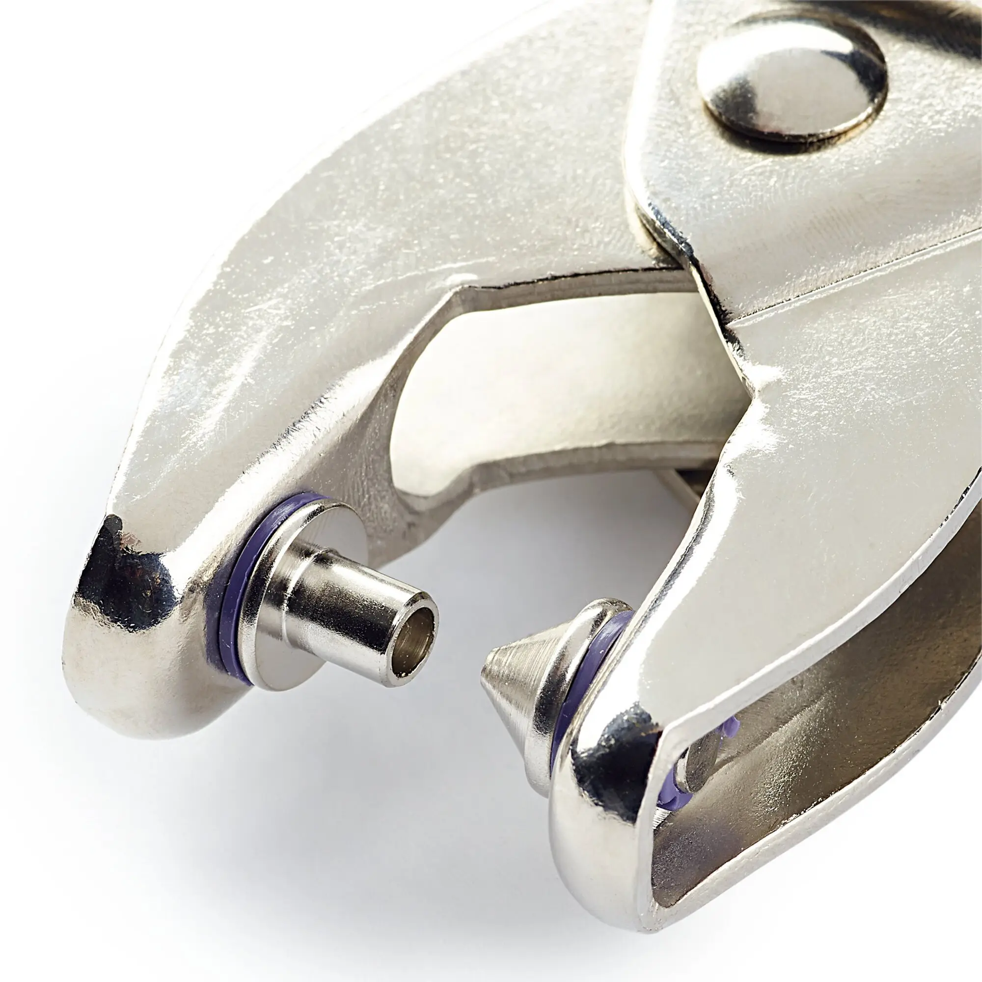Nahaufnahme einer Vario Zange im geöffneten Gelenkbereich, glänzendes Metallgehäuse, Stift und violette Dichtungsringe am Gelenk sichtbar