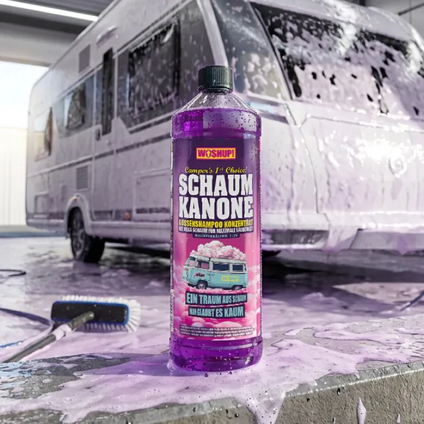Purpurfarbene Flasche Schaumkanone Außenshampoo Konzentrat, 1 l, im Vordergrund, hinter einem mit Schaum bedeckten Wohnmobil und einer Reinigungsbürste