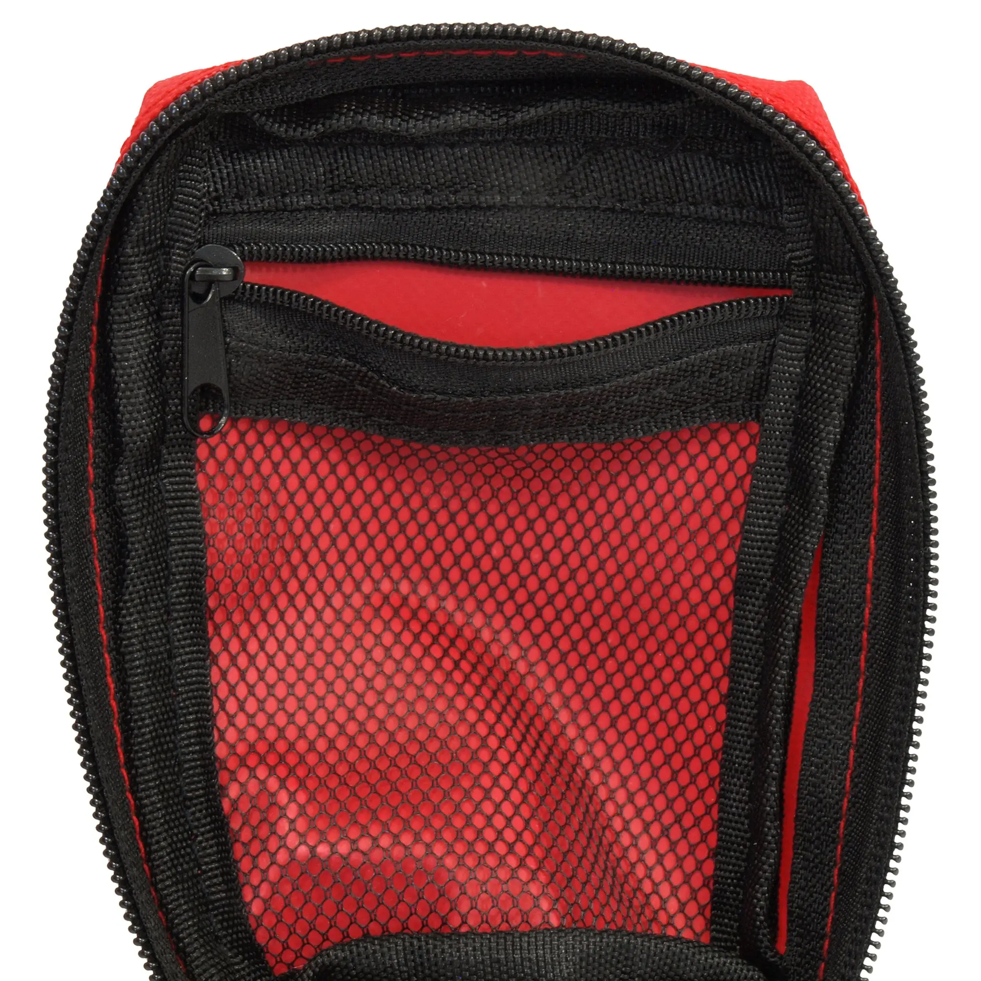 Detailaufnahme einer roten und schwarzen Tasche mit Reißverschluss, rote Mesh-Oberfläche, dunkle Nähte und ein sichtbares Innenfach