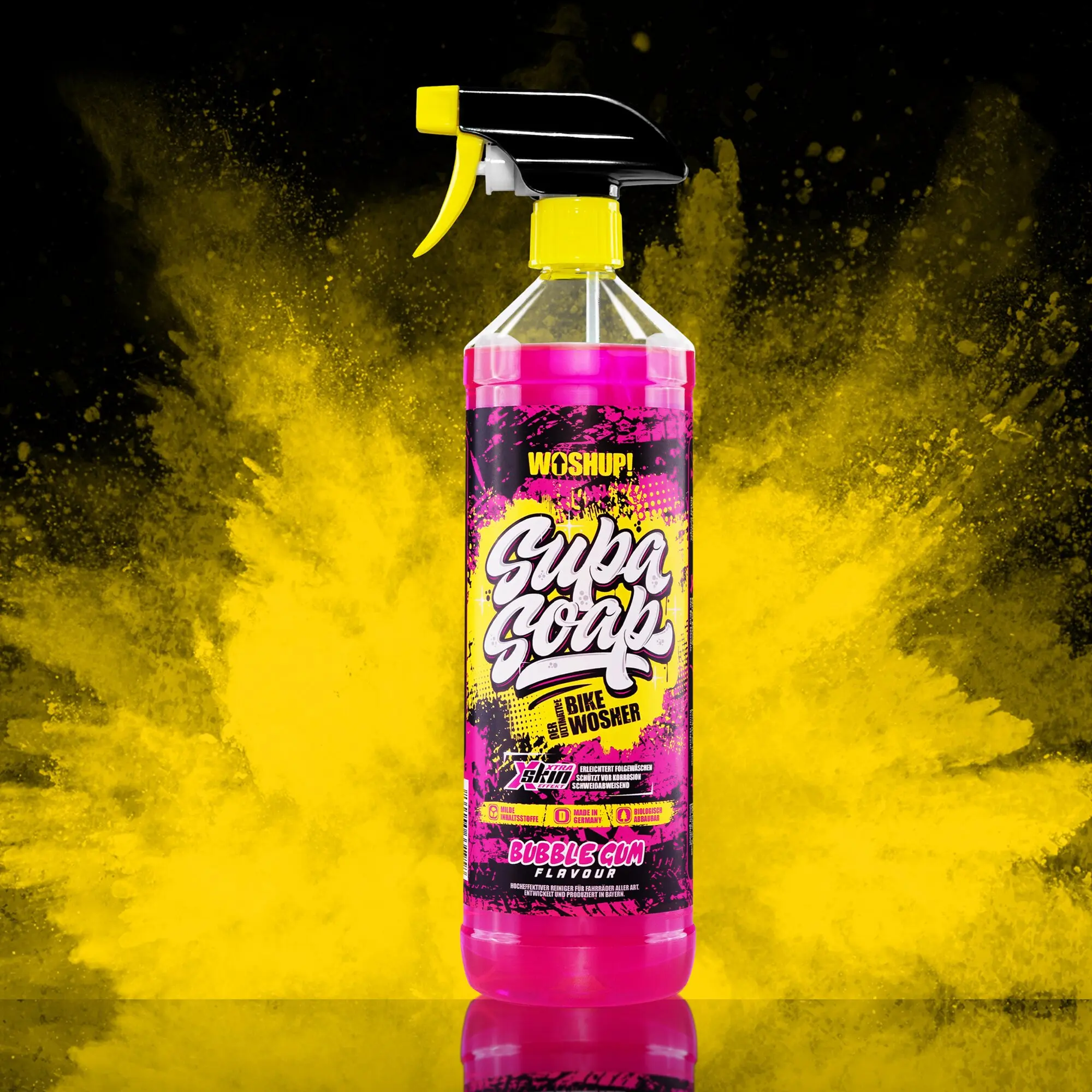 Sprühflasche Fahrradreiniger Supa Soap Bubblegum mit pinker Flüssigkeit, gelbem Kopf und buntem Etikett vor gelbem Hintergrund