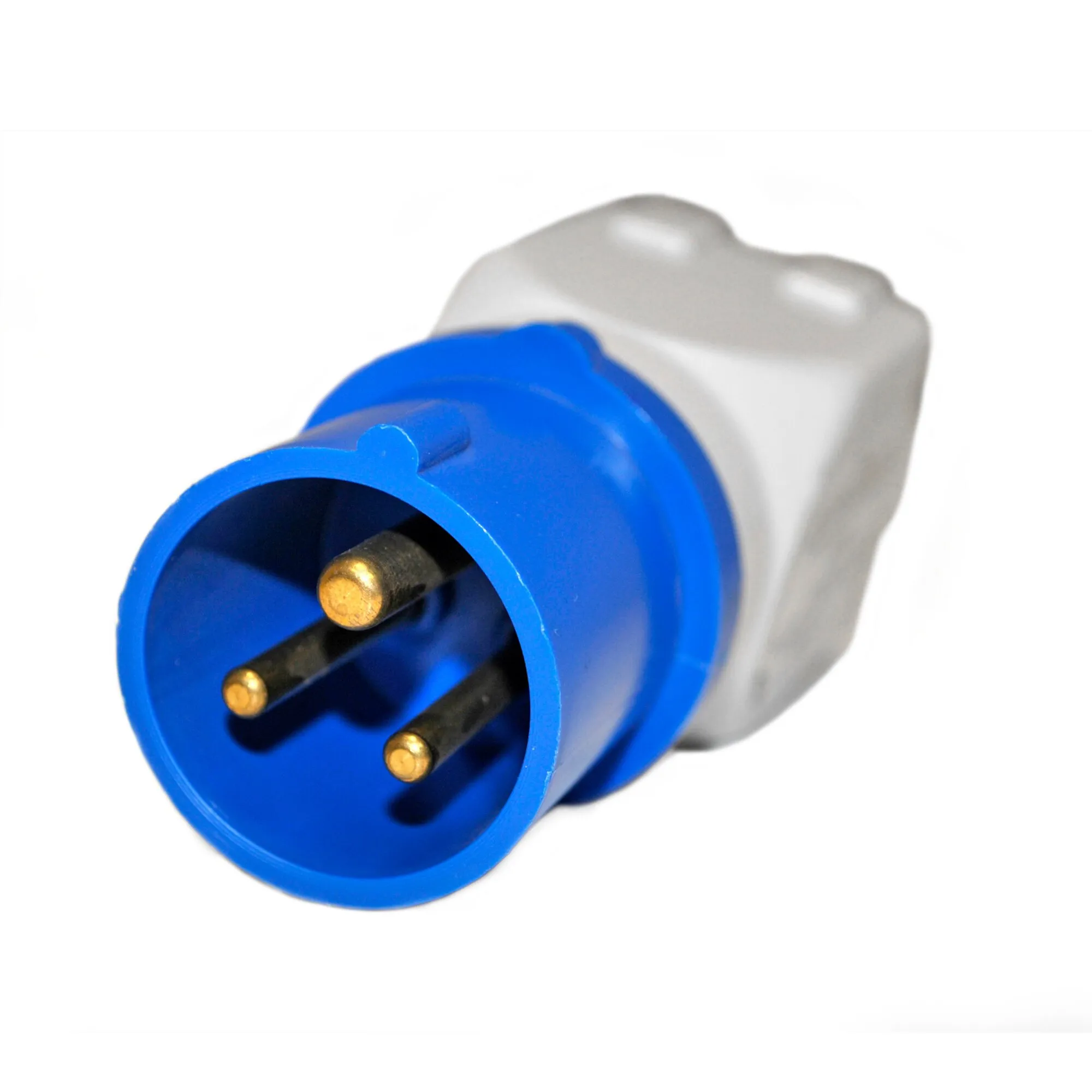 Blauer CEE-Stecker nach französischem Standard mit drei sichtbaren Metallstiften und grauem Gehäuse in Nahaufnahme