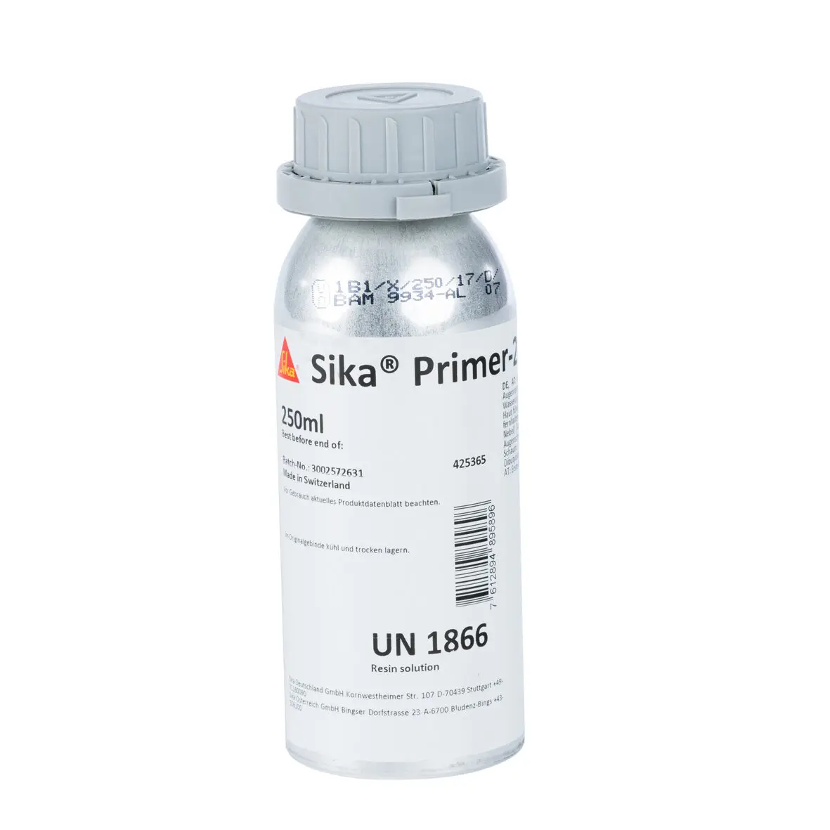 Kleine silberne Flasche mit grauem Schraubdeckel, auf dem Etikett steht Sika Primer-210 250 ml, UN 1866 Resin solution und Barcode