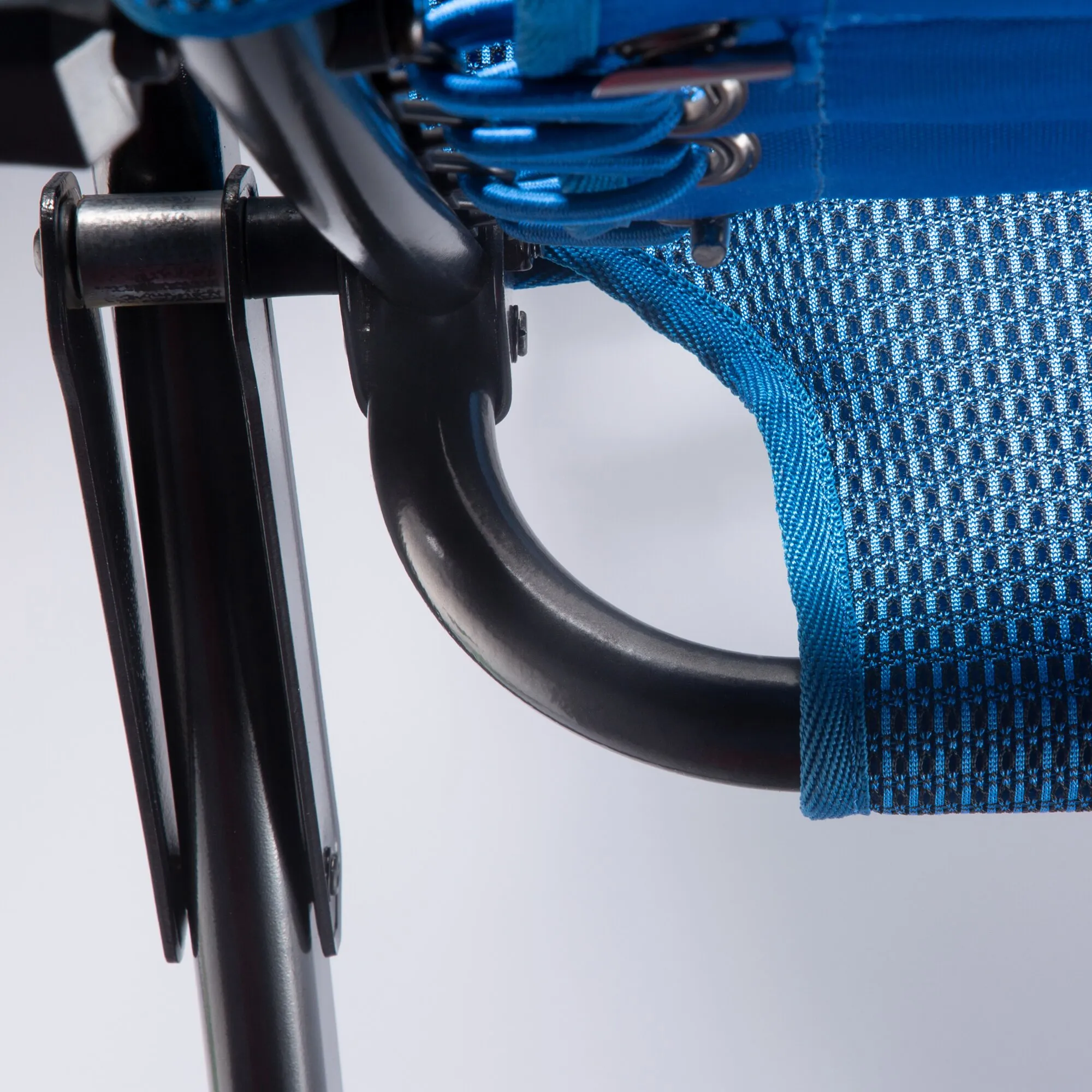 Detailaufnahme des blauen Campingstuhls HighQ Comfortable mit schwarzem Gestell, Netzgewebe und sichtbarer Klappmechanik