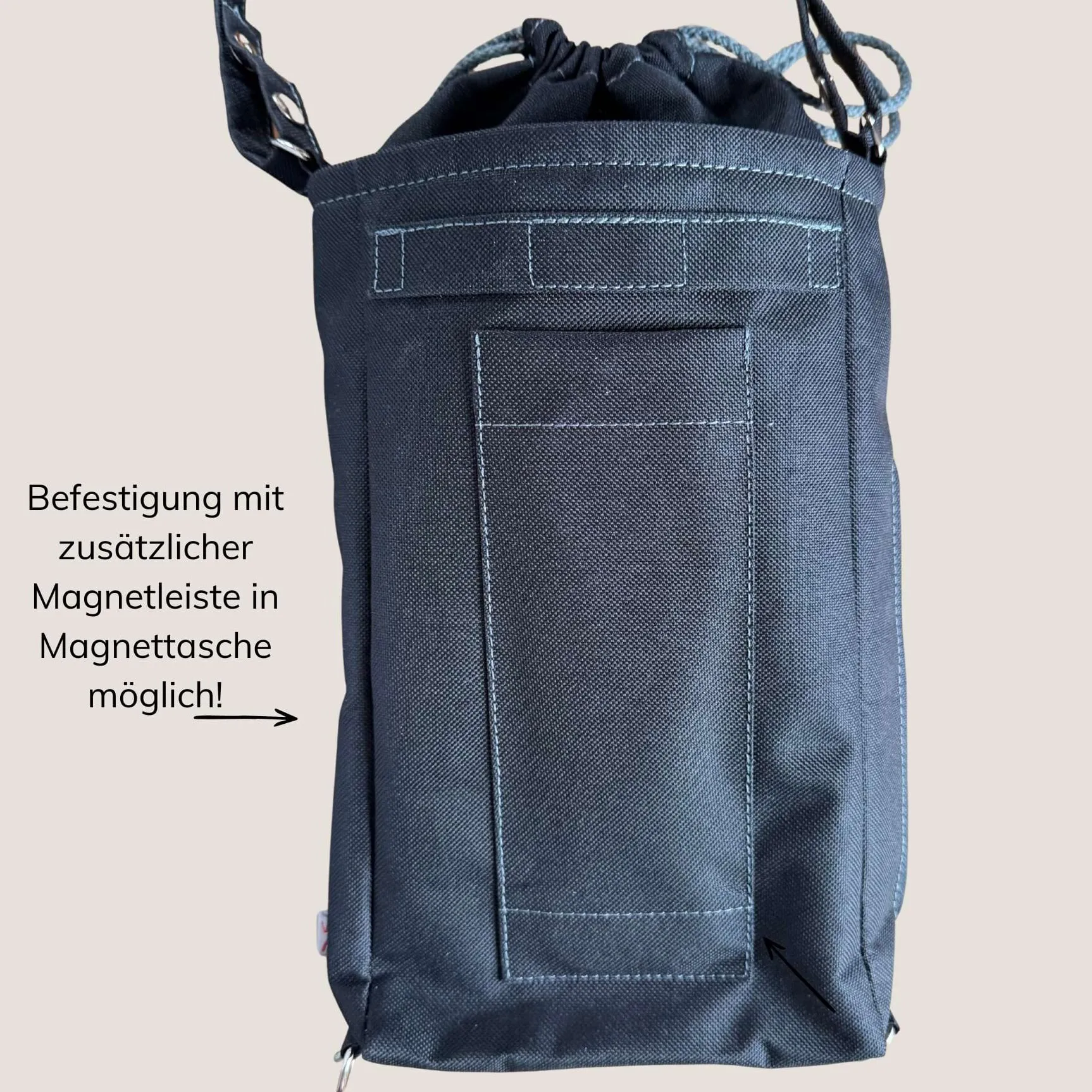 Stoffbeutel in dunklem Blau mit hellblauen Nähten, Zugkordelöffnung oben, eine aufgesetzte Vorderseite Tasche und Metallringe zur Befestigung, geeignet für Clesana Toilette Pulse