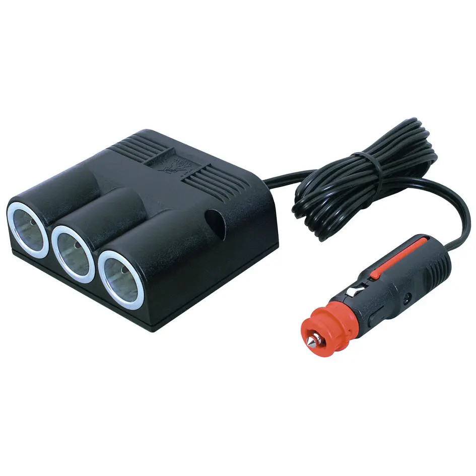 schwarze Verlängerung mit Dreifachsteckdose, drei runde 12V-Steckdosen, langes Kabel und roter Zigarettenanzünder-Stecker