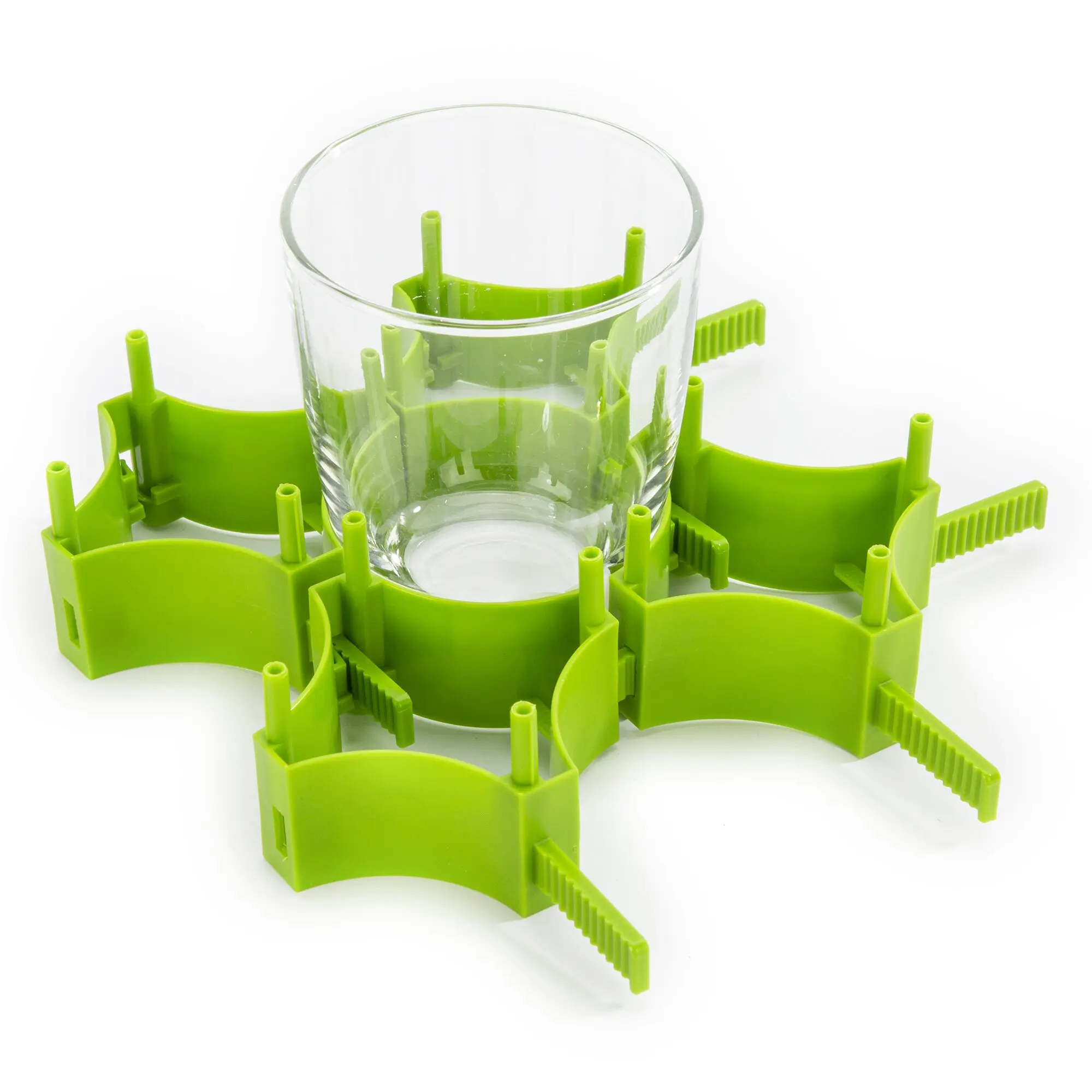 Grüner Kunststoff-Alleshalter mit vielen vertikalen Stiften rund um ein durchsichtiges Glas, Nahaufnahme der Halterstruktur