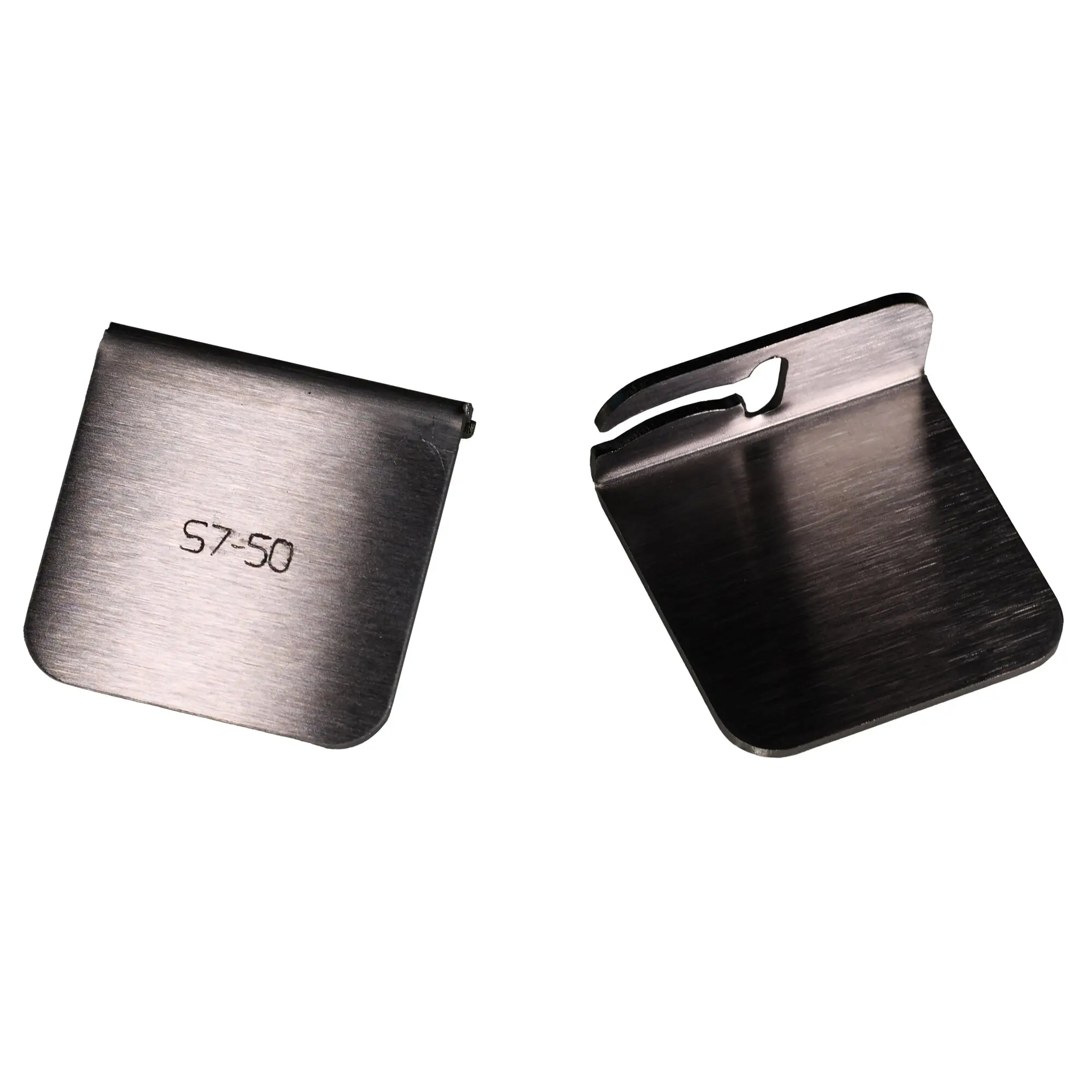 Zwei gebürstete Edelstahlwinkel mit abgerundeten Ecken; links Gravur S7-50, rechts eine Randaussparung und glatte Metalloberfläche
