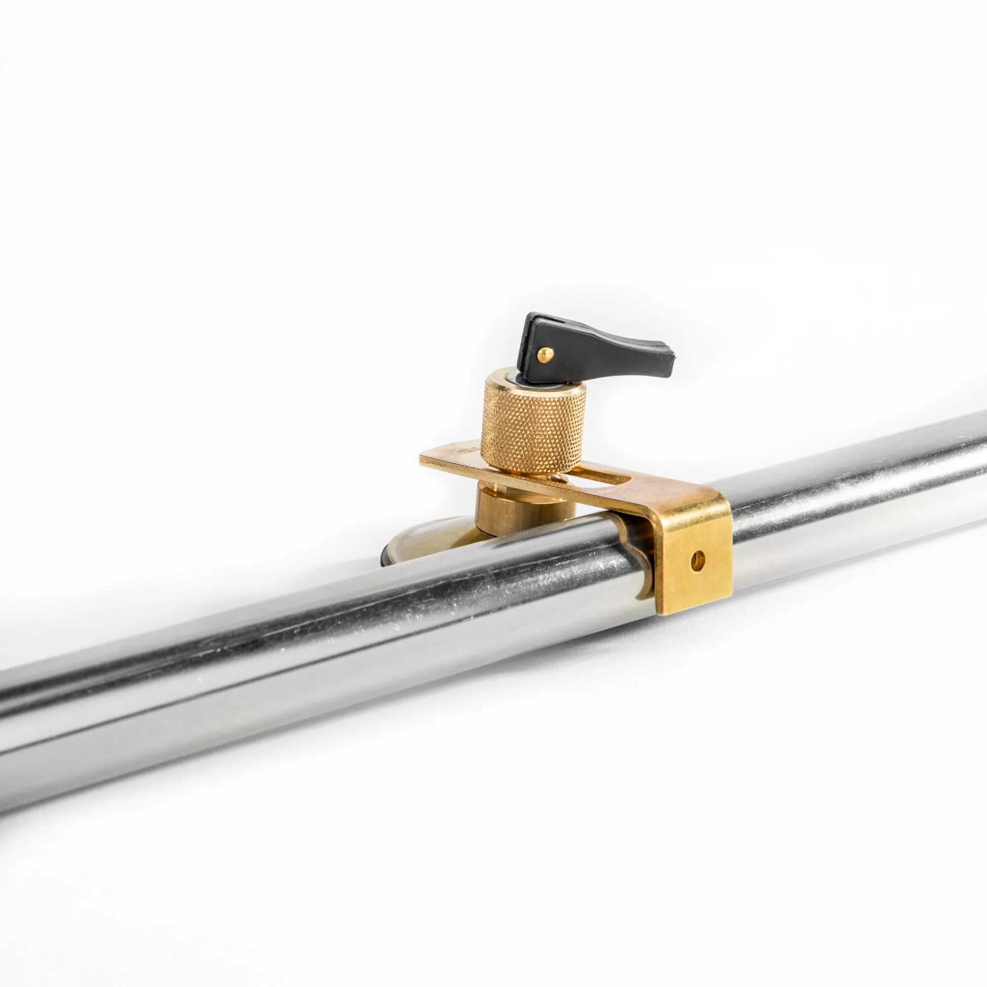 Messingfarbener Klappsauger mit schwarzem Klapphebel, an zwei parallelen Metallrohren befestigt