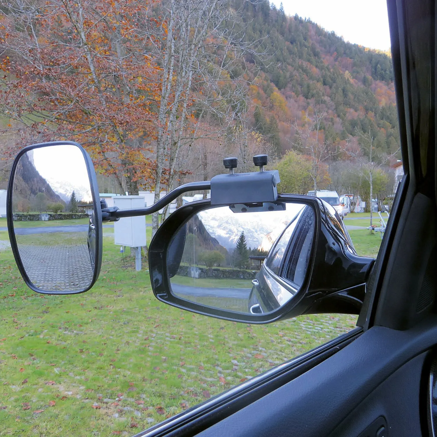 Schwarzer Caravanspiegel Universa III PRO XL als Zusatzspiegel am Außenspiegel eines Fahrzeugs, Berglandschaft im Hintergrund