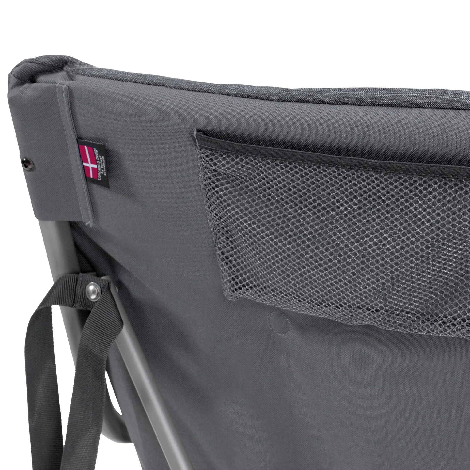 Detailaufnahme der Rückseite eines niedrigen dunkelgrauen Campingstuhls der Möbelserie Lake mit Netzgepäcktasche und Tragegurt