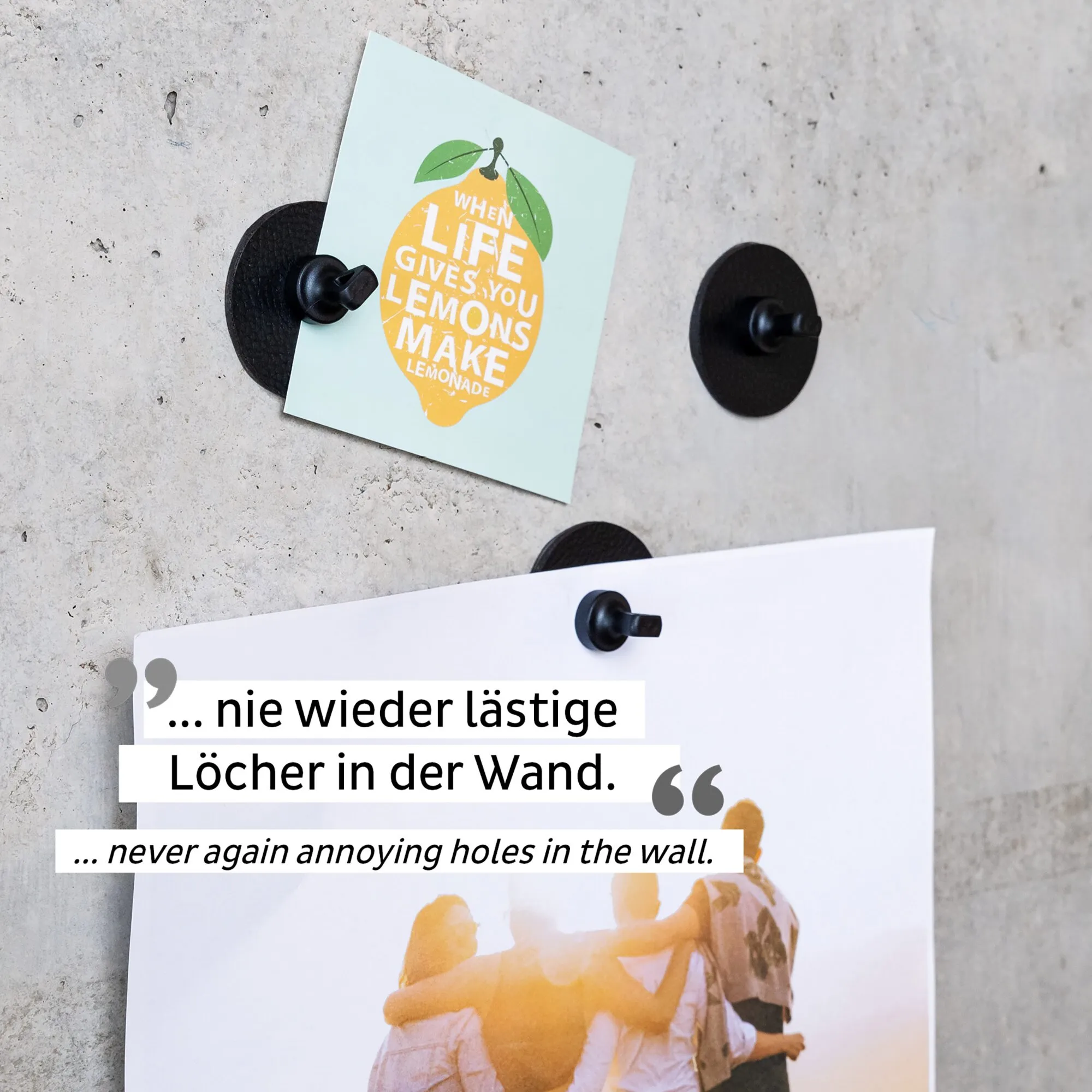 Schwarze Magnet-Pins FLEX befestigen Karten und Poster ohne sichtbare Löcher an einer Betonwand; darunter steht „nie wieder lästige Löcher in der Wand“